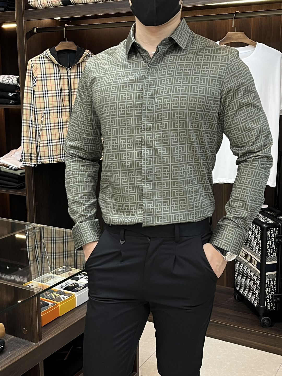 NO:550865,The main recommendation Givenchy Givenchy is the latest men's essential long-sleeved shirt, natural cotton, comfortable and breathable, original single product, original fabric, soft and comfortable, high-end and luxurious, enough to have a sufficiently scene-like grade, this shirt is proud to make you satisfied and face! Size 38-40-42-44-46-48 New H2025 model debut, given, given, given, given, shirts, alexander wang19860909主推 Givenchy 纪梵希 专柜最新款男士必备款长袖衬衫,天然棉,舒服透气,原单狠货,原版面料,柔软舒适,上身高端又奢华,足够场面的档次,这款衬衫无不骄傲的让你满意有面子! 尺码38-40-42-44-46-48 H2025新款首发,,givenchy,givenchy,shirts,alexander wang,Men's clothing