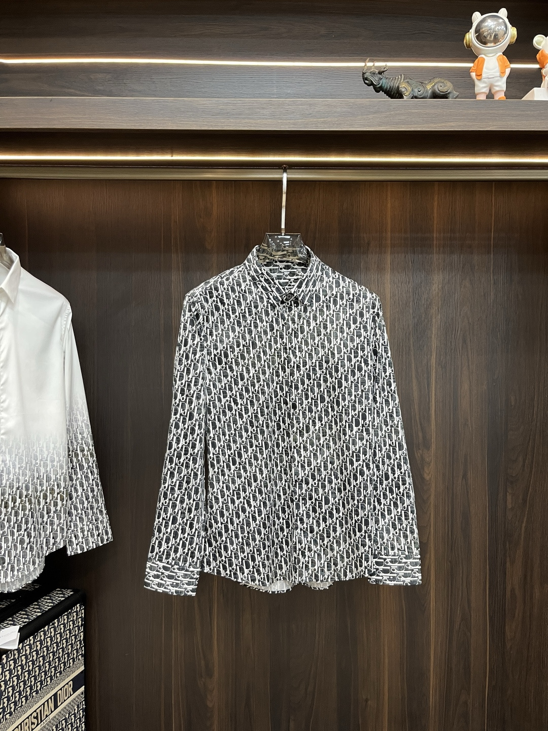 NO:502843,The main recommendation is Dior. The latest men's must-have long-sleeved shirt for counter, natural cotton, comfortable and breathable, original single product, original fabric, soft and comfortable, high-end and luxurious, enough to have a sufficient level of scene, this shirt is proud to make you satisfied and face! Size 38-40-42-44-46-48 New H2025 model first release,,dior,dior,shirts,alexander wang19860909主推 Dior 迪奥 专柜最新款男士必备款长袖衬衫,天然棉,舒服透气,原单狠货,原版面料,柔软舒适,上身高端又奢华,足够场面的档次,这款衬衫无不骄傲的让你满意有面子! 尺码38-40-42-44-46-48 H2025新款首发,,dior,dior,shirts,alexander wang,Men's clothing