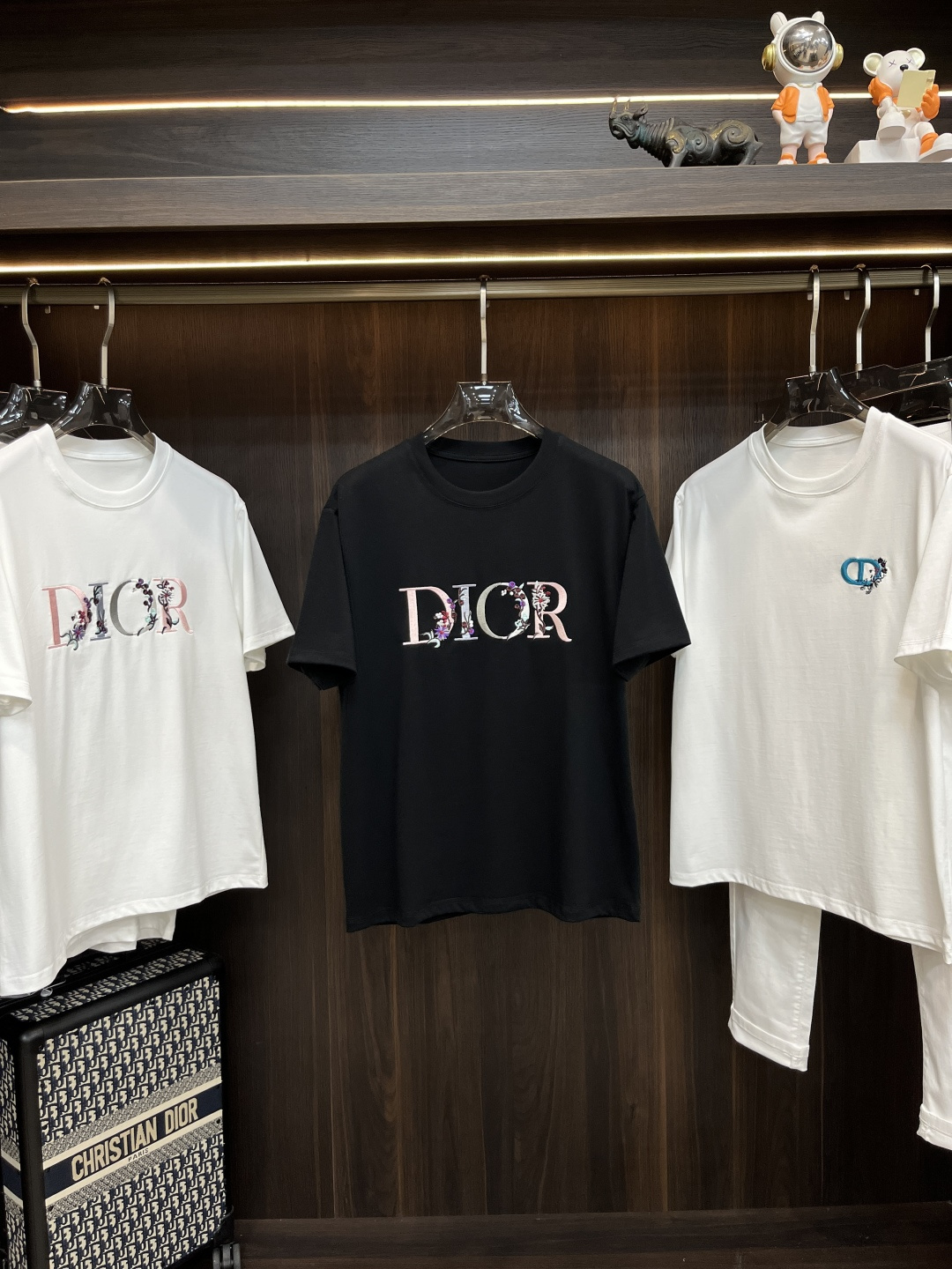 NO:419111,The main recommendation Dior is exclusively designed for the new autumn Dior fashion casual round neck short sleeves, high-density 320 grams pure cotton fabric, high-end needle embroidery, high-end European version original single T-shirt, trendy and fashionable casual half-sleeved, breathable and comfortable, impeccable details, brand element design concept, reflecting high quality. It presents casual cut, and the upper body style is superb!  Code Number M-3XL H2025 new model first release, dior, dior, T-shirt, tees, t-shirt, alexander wang19860909主推 Dior 独家专供秋季新款迪奥时尚休闲圆领短袖,高密度320克纯棉面料,高级密针刺绣、高端欧版原单T恤,潮流时尚休闲半袖 透气舒适度高,细节无可挑剔,品牌元素设计理念,体现高品质.呈现休闲裁剪,上身版型超赞！ 码数M-3XL H2025新款首发,,dior,dior,T-shirt,tees，t-shirt,alexander wang,Men's clothing