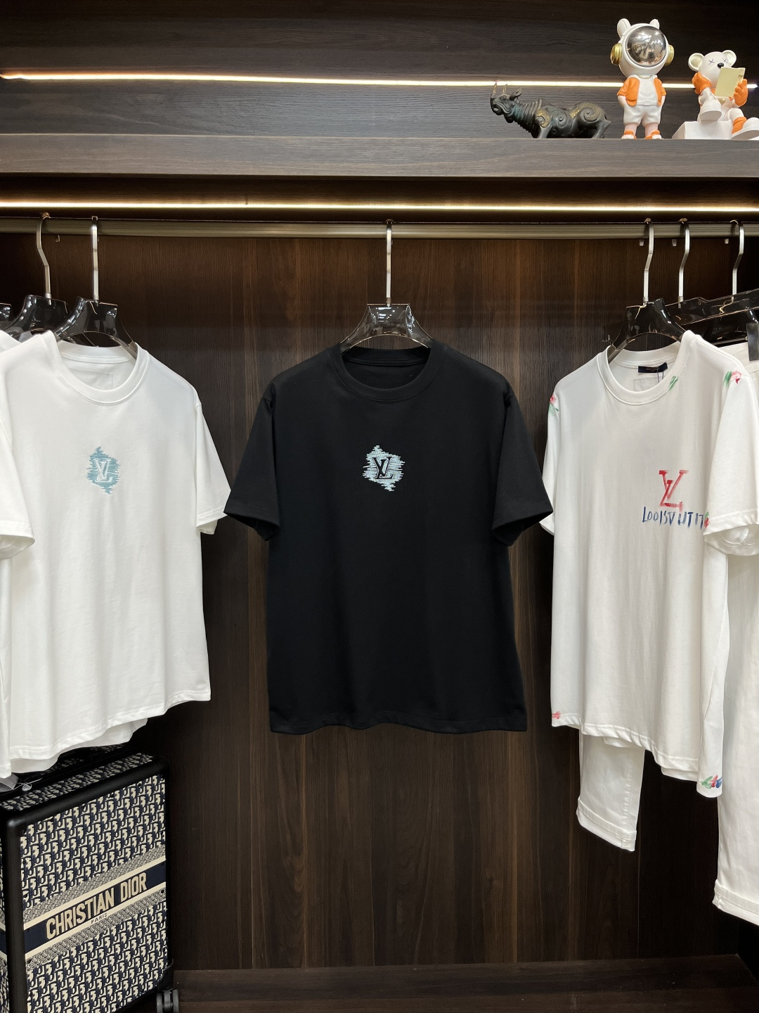 NO:419121,The main recommendation LV is exclusively designed for new autumn donkey brand fashionable casual round neck short sleeves, high-density 320g pure cotton fabric, high-end needle embroidery, high-end European version original single T-shirt, trendy and fashionable casual half-sleeved, high breathable and comfortable, impeccable details, brand element design concept, reflecting high quality. It presents casual cut, and the upper body style is superb!  Code Number M-3XL H2025 new model first release, louis vuitton,louis vuitton,t-shirt,tees,t-shirt,alexander wang19860909主推 LV 独家专供秋季新款驴牌时尚休闲圆领短袖,高密度320克纯棉面料,高级密针刺绣、高端欧版原单T恤,潮流时尚休闲半袖 透气舒适度高,细节无可挑剔,品牌元素设计理念,体现高品质.呈现休闲裁剪,上身版型超赞！ 码数M-3XL H2025新款首发,,louis vuitton,louis vuitton,T-shirt,tees，t-shirt,alexander wang,Men's clothing