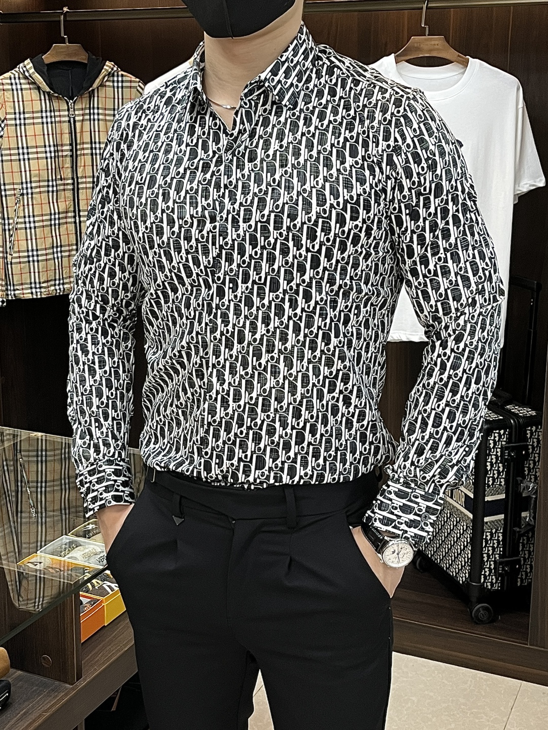 NO:419090,The main recommendation is Dior. The latest men's must-have long-sleeved shirt for counter, natural cotton, comfortable and breathable, original single product, original fabric, soft and comfortable, high-end and luxurious, enough to have a sufficient level of scene, this shirt is proud to make you satisfied and face! Size 38-40-42-44-46-48 New H2025 model first release,,dior,dior,shirts,alexander wang19860909主推 Dior 迪奥 专柜最新款男士必备款长袖衬衫,天然棉,舒服透气,原单狠货,原版面料,柔软舒适,上身高端又奢华,足够场面的档次,这款衬衫无不骄傲的让你满意有面子! 尺码38-40-42-44-46-48 H2025新款首发,,dior,dior,shirts,alexander wang,Men's clothing