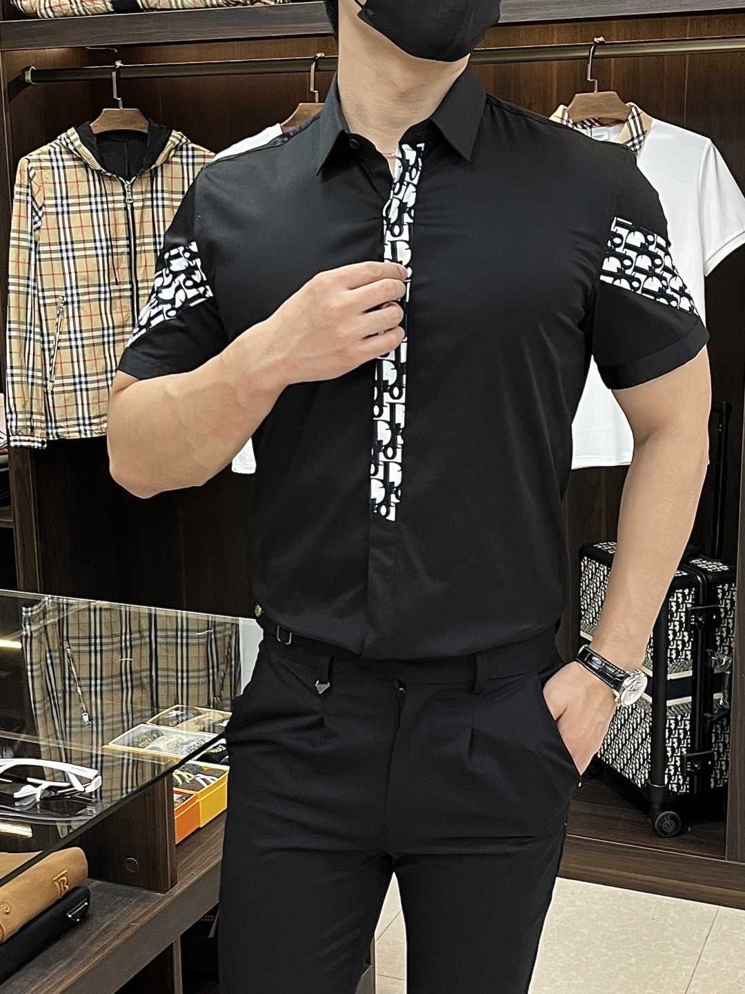 NO:419101,The main recommendation is Dior. The latest men's must-have short-sleeved shirt, natural cotton, comfortable and breathable, original single product, original fabric, soft and comfortable, high-end and luxurious, enough to have a sufficiently scene-like grade, this shirt is proud to make you satisfied and face! Size 38-40-42-44-46-48 New H2025 model first release,,dior,dior,shirts,T-shirt,alexander wang19860909主推 Dior 迪奥 专柜最新款男士必备款定短袖衬衫,天然棉,舒服透气,原单狠货,原版面料,柔软舒适,上身高端又奢华,足够场面的档次,这款衬衫无不骄傲的让你满意有面子! 尺码38-40-42-44-46-48 H2025新款首发,,dior,dior,shirts,T-shirt,alexander wang,Men's clothing