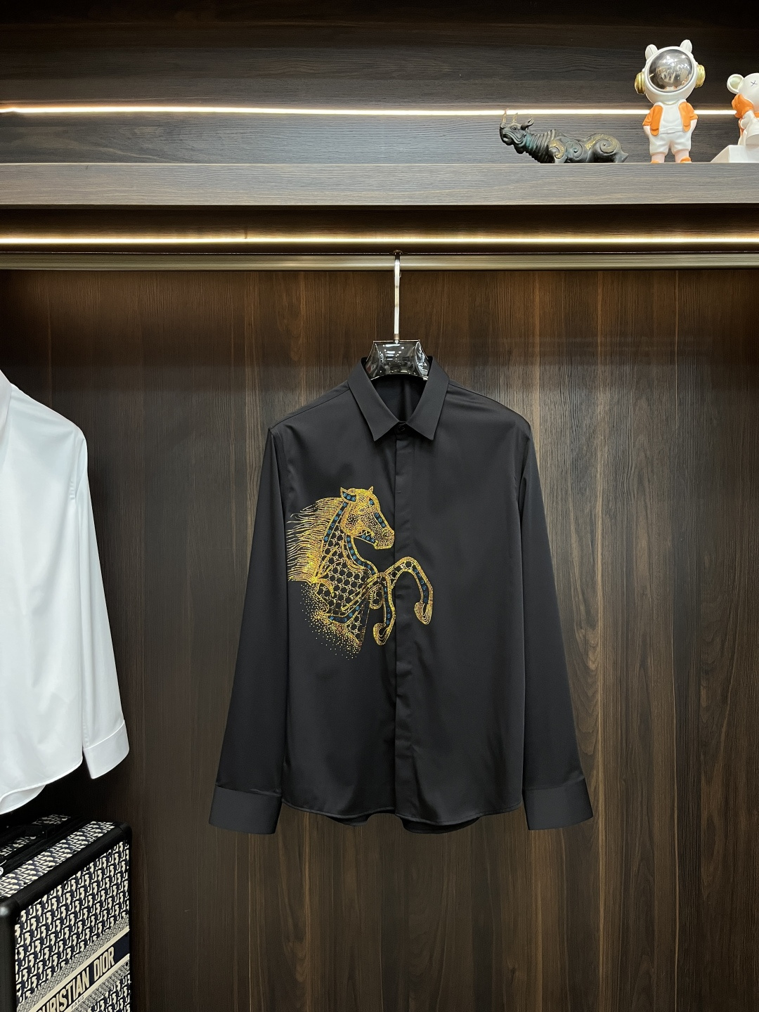 NO:502847,The main recommendation Hermes counter is the latest men's must-have long-sleeved shirt, natural cotton, comfortable and breathable, original single product, original fabric, soft and comfortable, high-end and luxurious, enough to have a sufficient level of scene, this shirt is proud to make you satisfied and face! Size 38-40-42-44-46-48 New H2025 model debut,,hermes,hermes,shirts,alexander wang19860909主推 Hermes 爱马仕 专柜最新款男士必备款长袖衬衫,天然棉,舒服透气,原单狠货,原版面料,柔软舒适,上身高端又奢华,足够场面的档次,这款衬衫无不骄傲的让你满意有面子! 尺码38-40-42-44-46-48 H2025新款首发,,hermes,hermes,shirts,alexander wang,Men's clothing