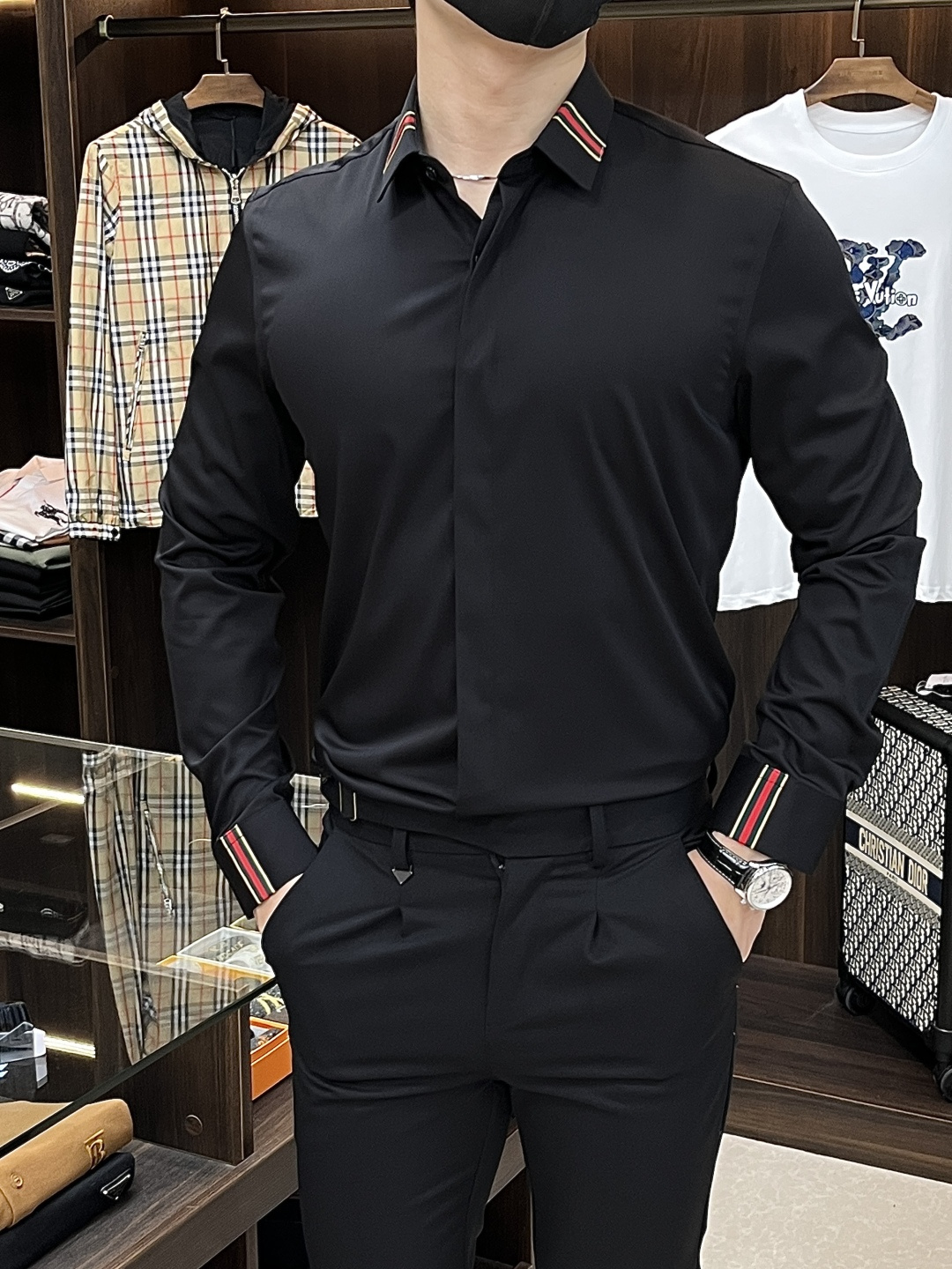 NO:468244,The main recommendation Gucci Gucci counter is the latest men's essential long-sleeved shirt, natural cotton, comfortable and breathable, original single product, original fabric, soft and comfortable, high-end and luxurious, enough to have a sufficient level of scene, this shirt is proud to make you satisfied and face! Size 38-40-42-44-46-48 New H2025 new model debut,,gucci,gucci,shirts,alexander wang19860909主推 Gucci 古驰 专柜最新款男士必备款长袖衬衫,天然棉,舒服透气,原单狠货,原版面料,柔软舒适,上身高端又奢华,足够场面的档次,这款衬衫无不骄傲的让你满意有面子! 尺码38-40-42-44-46-48 H2025新款首发,,gucci,gucci,shirts,alexander wang,Men's clothing