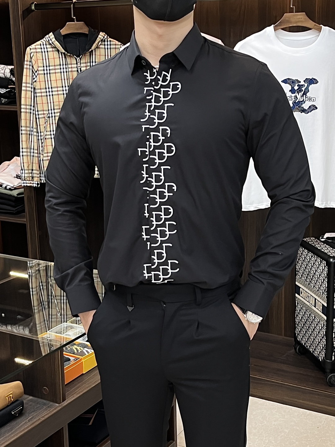 NO:468251,The main recommendation is Dior. The latest men's must-have long-sleeved shirt for counter, natural cotton, comfortable and breathable, original single product, original fabric, soft and comfortable, high-end and luxurious, enough to have a sufficient level of scene, this shirt is proud to make you satisfied and face! Size 38-40-42-44-46-48 New H2025 model first release,,dior,dior,shirts,alexander wang19860909主推 Dior 迪奥 专柜最新款男士必备款长袖衬衫,天然棉,舒服透气,原单狠货,原版面料,柔软舒适,上身高端又奢华,足够场面的档次,这款衬衫无不骄傲的让你满意有面子! 尺码38-40-42-44-46-48 H2025新款首发,,dior,dior,shirts,alexander wang,Men's clothing