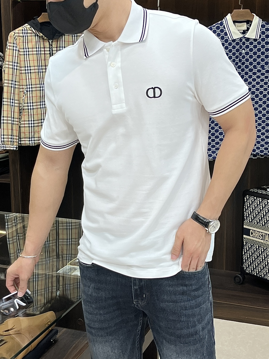 NO:454635,The main recommendation is Dior 25SS new cotton beaded floor cloth CD Icon logo polo shirt number. This CD Icon Polo shirt is a new product for the men's clothing series in 2025. It is casual and classic. It is carefully crafted with cotton beaded floor cloth, with CDIcon logo on the chest, and the collar and cuffs are embellished with contrasting bar patterns. The slim-fitting cut can be matched with tailored trousers to create an elegant sporty silhouette. Highly recommended!  Color black royal blue white code S M L XL,,dior,alexander wang19860909主推 Dior 25SS新款棉质珠地布CD Icon标志polo衫号这款CD Icon Polo 衫是二零二五秋季男装系列新品,休闲经典.采用棉质珠地布精心制作,胸前饰以CDIcon标志,衣领和袖口点缀以对比鲜明的条形图案.修身剪裁,可与精裁长裤搭配,打造优雅的运动风格廓形.强烈推荐！ 颜色黑色 宝蓝色 白色 码数S M L XL,,dior,alexander wang,Men's clothing