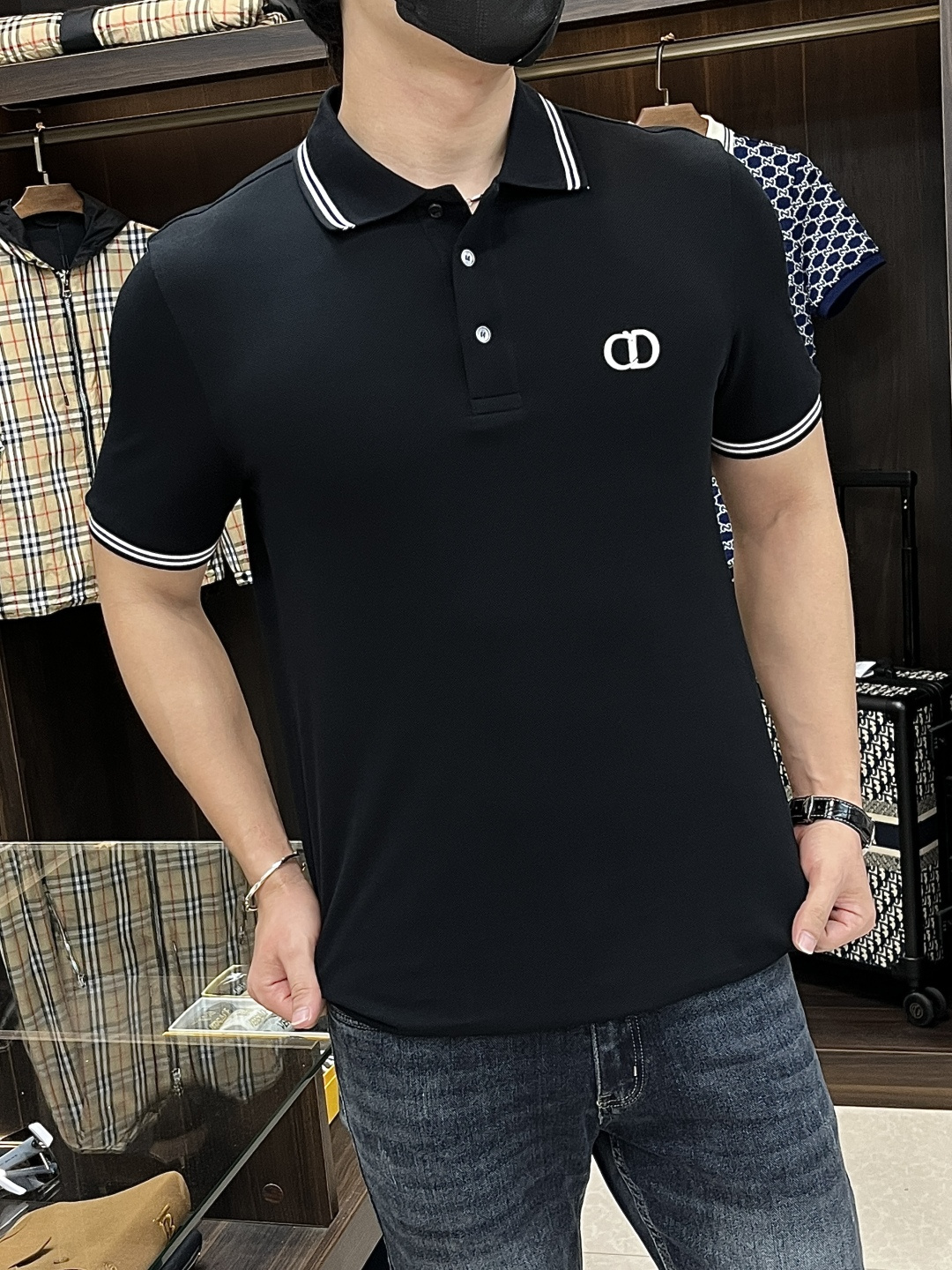 NO:470974,The main recommendation is Dior 25SS new cotton beaded floor cloth CD Icon logo polo shirt number. This CD Icon Polo shirt is a new product for the men's clothing series in 2025. It is casual and classic. It is carefully crafted with cotton beaded floor cloth, with CDIcon logo on the chest, and the collar and cuffs are embellished with contrasting bar patterns. The slim-fitting cut can be matched with tailored trousers to create an elegant sporty silhouette. Highly recommended!  Color black royal blue white code S M L XL,,dior,alexander wang19860909主推 Dior 25SS新款棉质珠地布CD Icon标志polo衫号这款CD Icon Polo 衫是二零二五秋季男装系列新品,休闲经典.采用棉质珠地布精心制作,胸前饰以CDIcon标志,衣领和袖口点缀以对比鲜明的条形图案.修身剪裁,可与精裁长裤搭配,打造优雅的运动风格廓形.强烈推荐！ 颜色黑色 宝蓝色 白色 码数S M L XL,,dior,alexander wang,Men's clothing