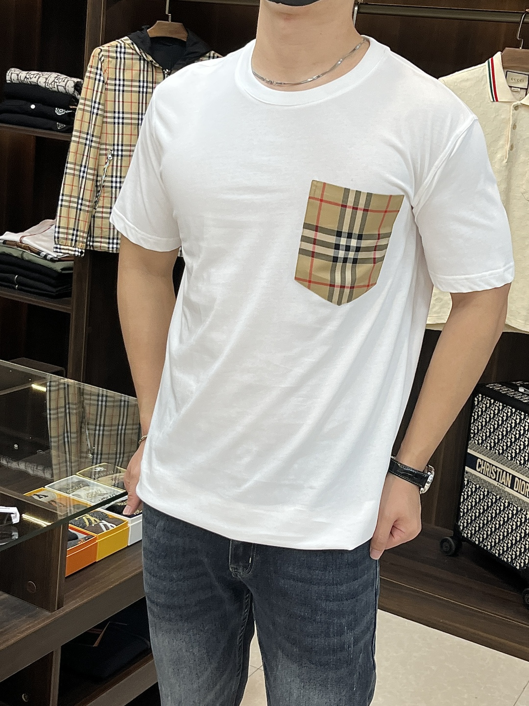 NO:470979,The main recommendation is Burberry 25SS new plaid pocket round neck short sleeves. This is the latest classic and attractive style this summer, fashionable and streamlined slogan T. It has no extra fancy bells and whistles, and you can feel the unique charm of the British style at will!  Jersey cotton fabric, with a warm texture and draped feel. Neat and detailed craftsmanship, neat and detailed threading, fixed ribbed neckline, smooth and delicate feel, comfortable and breathable, and the cutting process is in place, cutting out the most popular OS loose version at the moment, the upper body is fashionable and eye-catching, and the pocket plaid does not need to be explained deliberately. The neat and delicate beauty is different from traditional offset printing patterns!  Highly recommended for the same style for men and women!  Color black white Number of codes: S M L XL, burberry, T-shirt, alexander wang19860909主推 Burberry 25SS新款格纹口袋圆领短袖这款是今年夏天最新款经典耐看,时尚精简的一款标语T 无多余花里胡哨,随意搭配感受英式风格的独特魅力！平纹针织棉布制作,质感温润有垂坠感 工整细节的工艺,走线齐整,定织罗纹领口,手感顺滑细腻,舒适透气,裁剪工艺到位,裁剪出当下最流行的OS宽松版型,上身时尚醒目,口袋格纹无需刻意去解释,工整细腻的美感区别传统胶印图案！男女同款强烈推荐！ 颜色黑色 白色 码数:S M L XL,,burberry,T-shirt,alexander wang,Men's clothing