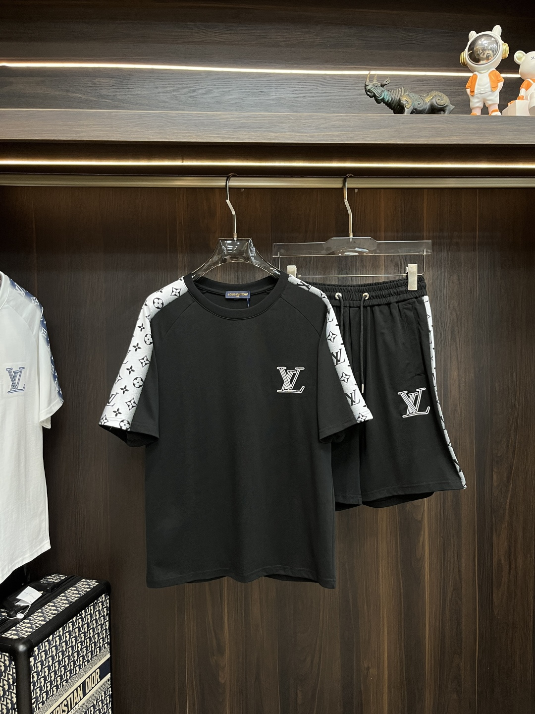 NO:454644,The main recommendation is the LV early spring model 2025 latest fashion designer donkey short-sleeved shorts suit, details everywhere show that the craftsmanship is high-end. The structural tailoring design changes are to show the diverse image changes of men, slim and neat, and tailoring is integrated to meet the popular multi-layered outfits and versatile styles of life!  Number of codes 48-56 H2025 new model first release, louis vuitton,louis vuitton,shorts,T-shirt,alexander wang19860909主推 LV 早春款2025最新款时尚设计师款驴牌短袖短裤套装,处处细节显工艺足够的高级 结构性剪裁的设计改变来展现男士多样的形象变化,修身利落、剪裁合体,满足时下正流行的多层次穿搭,生活百搭款式！ 码数48-56 H2025新款首发,,louis vuitton,louis vuitton,shorts,T-shirt,alexander wang,Men's clothing