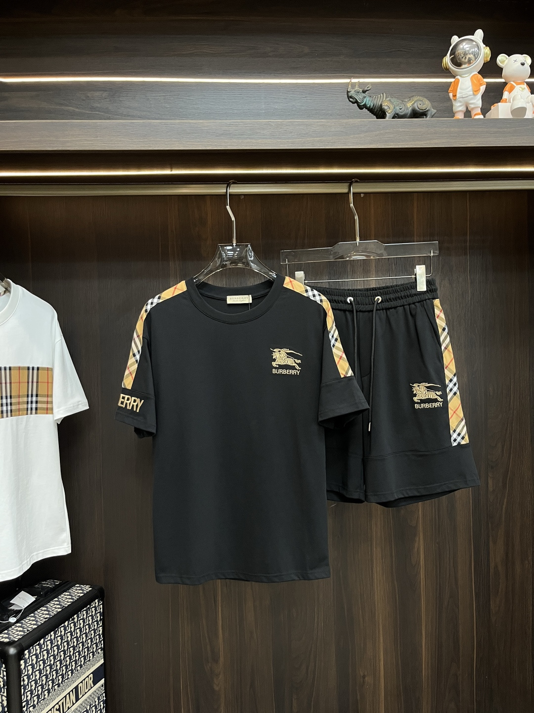 NO:454650,The main recommendation is Burberry Early Spring 2025 latest fashion designer Burberry short-sleeved shorts suit, details everywhere show that the craftsmanship is high-end. The structural tailoring design changes are to show the diverse image changes of men, slim and neat, and tailoring is integrated to meet the popular multi-layered outfits and versatile styles of life!  Number of codes 48-56 H2025 new model first release, burberry, burberry, shorts, T-shirt, alexander wang19860909主推 Burberry 早春款2025最新款时尚设计师款巴宝莉短袖短裤套装,处处细节显工艺足够的高级 结构性剪裁的设计改变来展现男士多样的形象变化,修身利落、剪裁合体,满足时下正流行的多层次穿搭,生活百搭款式！ 码数48-56 H2025新款首发,,burberry,burberry,shorts,T-shirt,alexander wang,Men's clothing