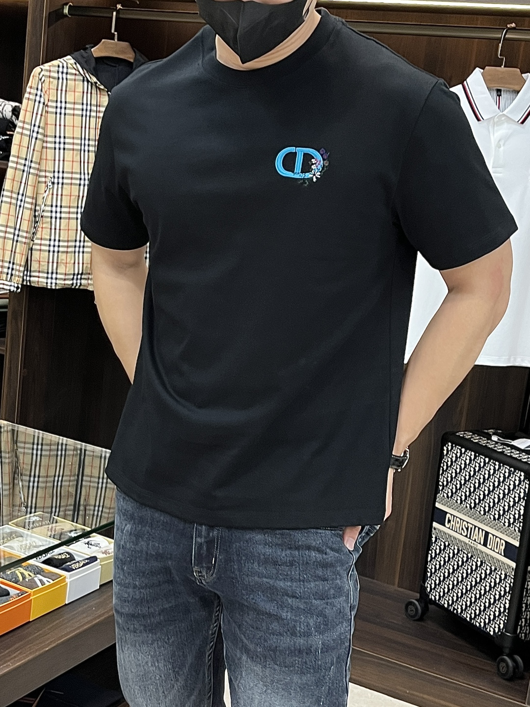 NO:487013,Continuously stocked series!  High-quality must-have for July, the main recommendation Dior exclusively provides the new autumn Dior fashion casual round neck short sleeves, high-density 320g pure cotton fabric, high-end needle embroidery, high-end European version original single T-shirt, trendy and fashionable casual half-sleeved, breathable and comfortable, impeccable details, brand element design concept, reflecting high quality. It presents casual cut, and the upper body style is superb!  Code Number M-3XL H new model first release, dior, dior, T-shirt, tees, t-shirt, alexander wang19860909不断货系列！高品质7月必选 主推 Dior 独家专供秋季新款迪奥时尚休闲圆领短袖,高密度320克纯棉面料,高级密针刺绣、高端欧版原单T恤,潮流时尚休闲半袖 透气舒适度高,细节无可挑剔,品牌元素设计理念,体现高品质.呈现休闲裁剪,上身版型超赞！码数M-3XL H新款首发,,dior,dior,T-shirt,tees，t-shirt,alexander wang,Men's clothing