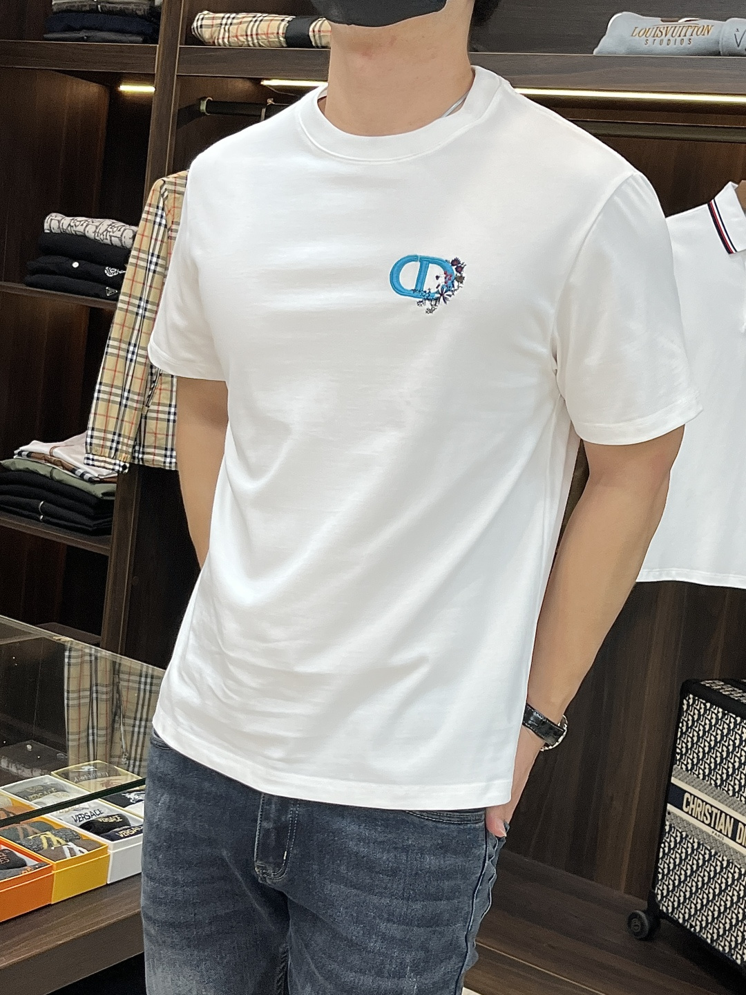 NO:594857,The main recommendation is Dior's exclusive autumn new Dior fashion casual round neck short sleeves, high-density 320g pure cotton fabric, advanced dense needle embroidery, high-end European original single T-shirt, trendy fashion casual half-sleeves, high breathability and comfort, impeccable details, brand element design concept, reflecting high quality. Presenting casual tailoring, the upper body shape is awesome!  Size M-3XL H new model first release, dior, dior, T-shirt, tees, t-shirt, alexander wang19860909主推 Dior 独家专供秋季新款迪奥时尚休闲圆领短袖,高密度320克纯棉面料,高级密针刺绣、高端欧版原单T恤,潮流时尚休闲半袖 透气舒适度高,细节无可挑剔,品牌元素设计理念,体现高品质.呈现休闲裁剪,上身版型超赞！码数M-3XL H新款首发,,dior,dior,T-shirt,tees，t-shirt,alexander wang,Men's clothing