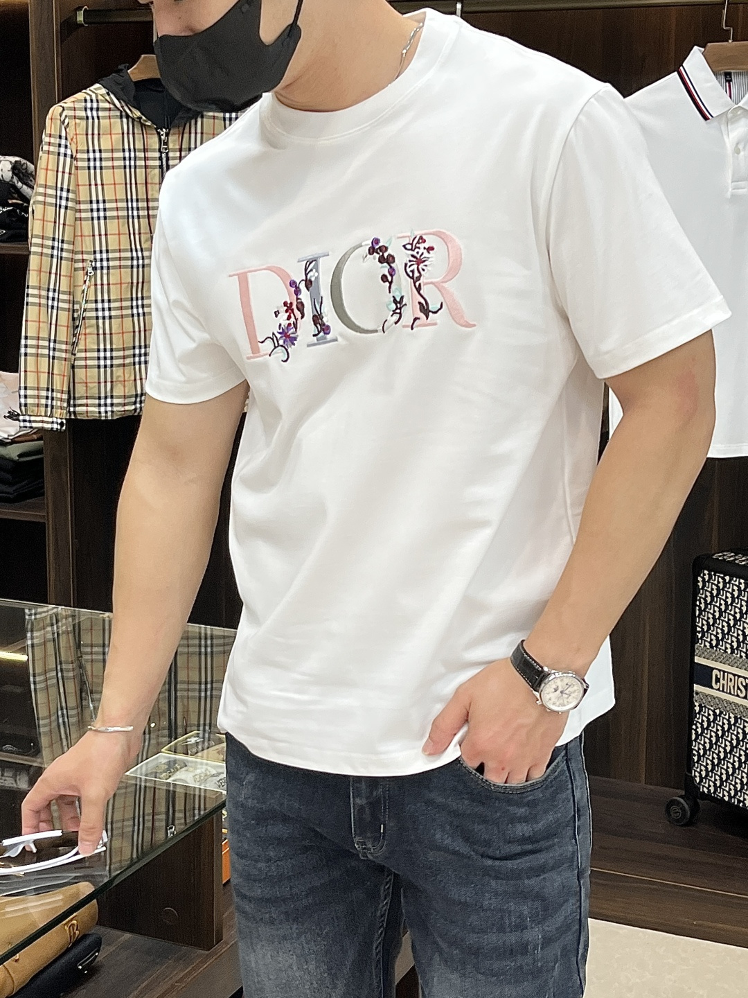 NO:430424,Continuously stocked series!  High-quality must-have for July, the main recommendation Dior exclusively provides the new autumn Dior fashion casual round neck short sleeves, high-density 320g pure cotton fabric, high-end needle embroidery, high-end European version original single T-shirt, trendy and fashionable casual half-sleeved, breathable and comfortable, impeccable details, brand element design concept, reflecting high quality. It presents casual cut, and the upper body style is superb!  Code Number M-3XL H2025 new model first release, dior, dior, T-shirt, tees, t-shirt, alexander wang19860909不断货系列！高品质7月必选 主推 Dior 独家专供秋季新款迪奥时尚休闲圆领短袖,高密度320克纯棉面料,高级密针刺绣、高端欧版原单T恤,潮流时尚休闲半袖 透气舒适度高,细节无可挑剔,品牌元素设计理念,体现高品质.呈现休闲裁剪,上身版型超赞！码数M-3XL H2025新款首发,,dior,dior,T-shirt,tees，t-shirt,alexander wang,Men's clothing