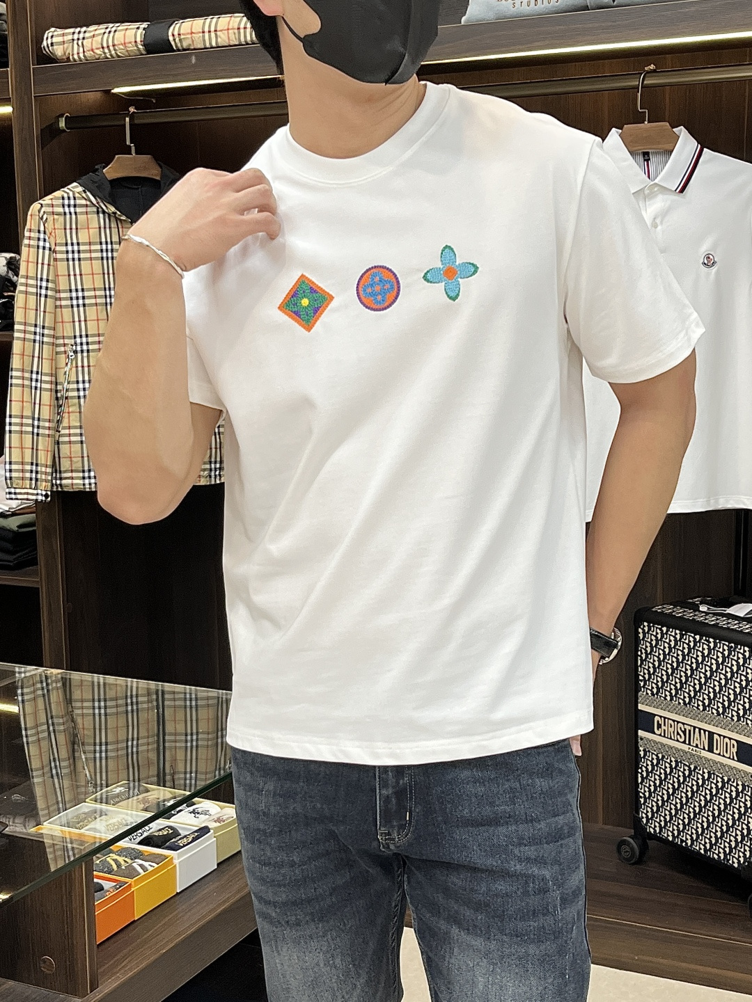 NO:430428,Continuously stocked series!  High-quality must-have for July, the main recommendation LV is exclusively available for new autumn donkey brand fashionable casual round neck short sleeves, high-density 320g pure cotton fabric, high-end needle embroidery, high-end European version original single T-shirt, trendy and fashionable casual half-sleeved, high breathable and comfortable, impeccable details, brand element design concept, reflecting high quality. It presents casual cut, and the upper body style is superb!  Code Number M-3XL H2025 new model first release, louis vuitton,louis vuitton,t-shirt,tees,t-shirt,alexander wang19860909不断货系列！高品质7月必选 主推 LV 独家专供秋季新款驴牌时尚休闲圆领短袖,高密度320克纯棉面料,高级密针刺绣、高端欧版原单T恤,潮流时尚休闲半袖 透气舒适度高,细节无可挑剔,品牌元素设计理念,体现高品质.呈现休闲裁剪,上身版型超赞！码数M-3XL H2025新款首发,,louis vuitton,louis vuitton,T-shirt,tees，t-shirt,alexander wang,Men's clothing