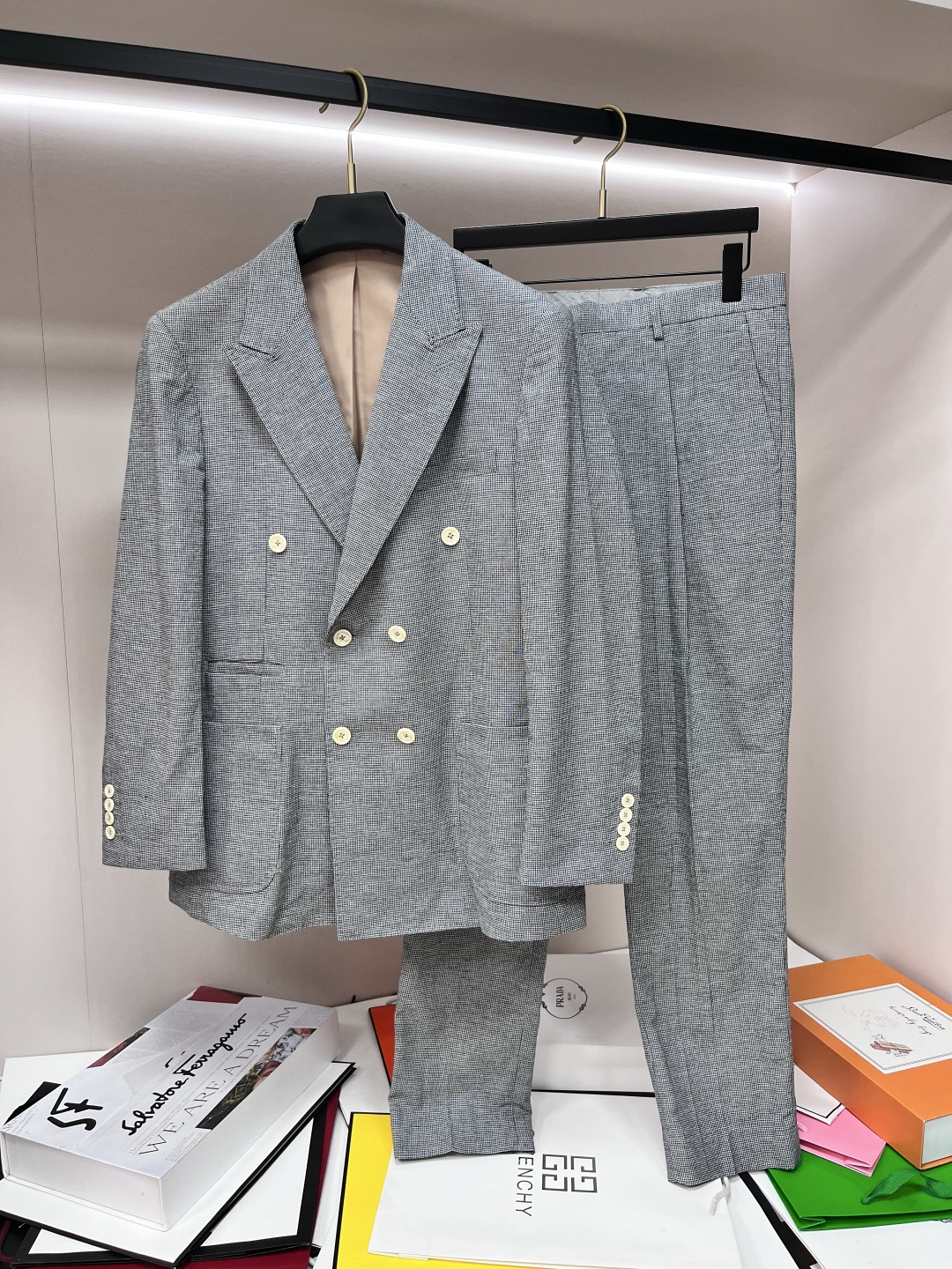 NO:430380,Main Promotional Pants BC 25SS New Poster Gray Check Suit Set This suit is made of 70-day silk 30 linen blend Welsh check fabric. This casual suit is a modern gallery charm and elegance. The suit is composed of double-breasted jacket, double pleats and adjustable buckle design trousers. The unique proportions highlight the exquisite style of Brunello Cucinelli. It easily reflects the burly figure of a man. The style is very novel and unique, highly recommended!  Top jacket size 46 48 50 52 54 Pants size 46 48 50 52 54,,brunello cucinelli,jackets & coats,business suit,alexander wang19860909主推衣 裤子 BC 25SS新款海报款灰色格纹西服套装这款西服套装采用70天丝 30亚麻混纺面料威尔士格纹面料制作而成,这套休闲西装的现代廊形魅力与优雅.套装双排扣夹克、双褶和可调节搭扣设计长裤组成.独特的比例中彰显Brunello Cucinelli精美风格.轻松体现出男性的魁梧身材.款式非常新颖独特,强烈推荐！ 上衣夹克尺寸46 48 50 52 54 裤子尺寸46 48 50 52 54,,brunello cucinelli,jackets & coats,business suit,alexander wang,Men's clothing