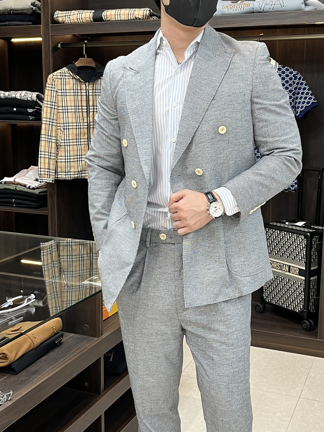 NO:454655,Main Promotional Pants BC 25SS New Poster Gray Check Suit Set This suit is made of 70-day silk 30 linen blend Welsh check fabric. This casual suit is a modern gallery charm and elegance. The suit is composed of double-breasted jacket, double pleats and adjustable buckle design trousers. The unique proportions highlight the exquisite style of Brunello Cucinelli. It easily reflects the burly figure of a man. The style is very novel and unique, highly recommended!  Top jacket size 46 48 50 52 54 Pants size 46 48 50 52 54,,brunello cucinelli,jackets & coats,business suit,alexander wang19860909主推衣 裤子 BC 25SS新款海报款灰色格纹西服套装这款西服套装采用70天丝 30亚麻混纺面料威尔士格纹面料制作而成,这套休闲西装的现代廊形魅力与优雅.套装双排扣夹克、双褶和可调节搭扣设计长裤组成.独特的比例中彰显Brunello Cucinelli精美风格.轻松体现出男性的魁梧身材.款式非常新颖独特,强烈推荐！ 上衣夹克尺寸46 48 50 52 54 裤子尺寸46 48 50 52 54,,brunello cucinelli,jackets & coats,business suit,alexander wang,Men's clothing