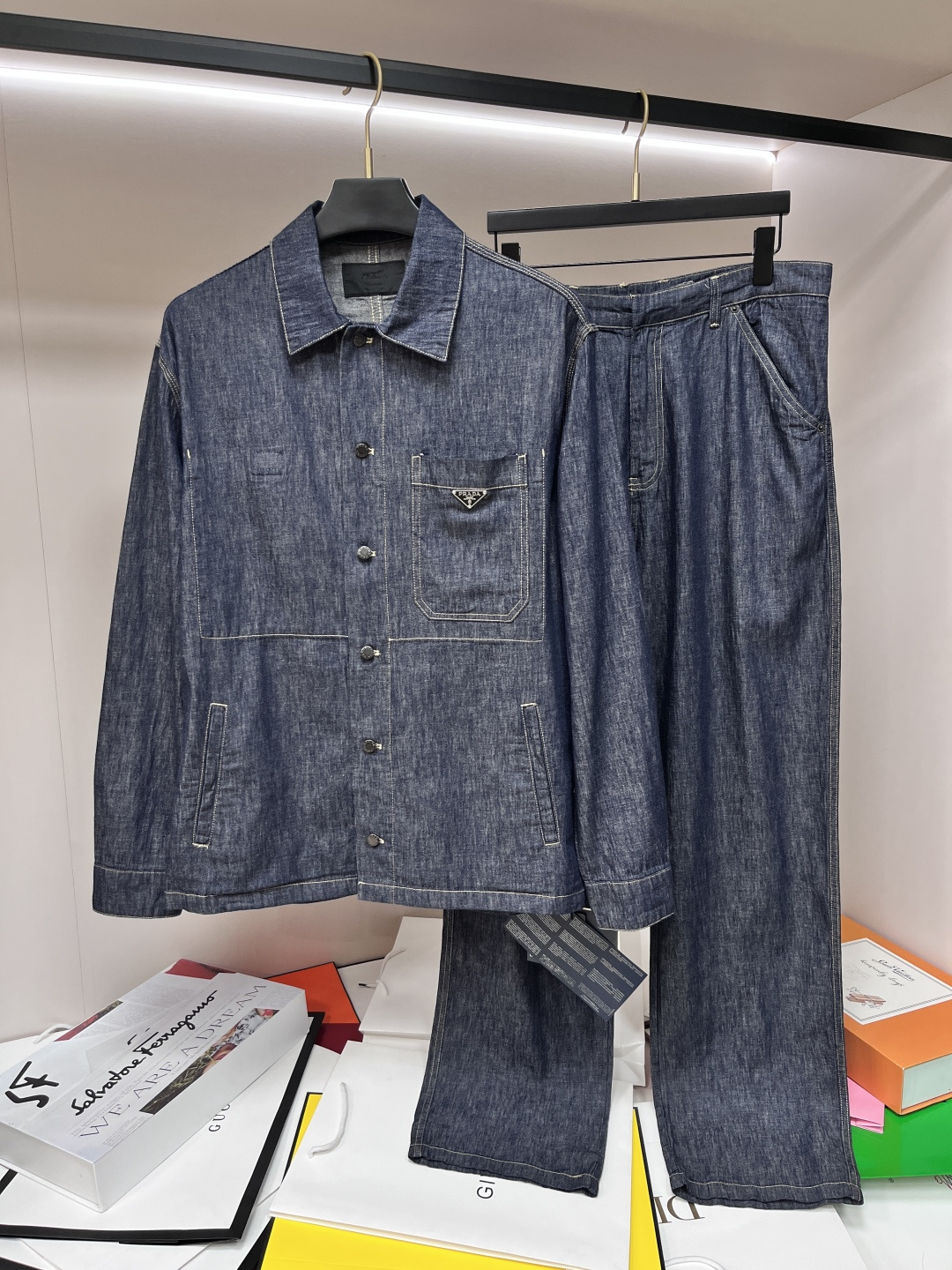 NO:430384,The main recommendation clothing Prade25SS new triangle micro-label denim set This set is made of rinsed champagne, with a classic and timeless silhouette and full of casual atmosphere. The jacket uses classic contrasting colored surface lines, the chest pocket is embellished with the iconic triangle logo, and customized metal button closure. This jeans presents a contemporary light silhouette, a classic five-pocket style, a eye-catching waist design, and is matched with the iconic enameled triangle metal logo. The whole set is very novel and unique, developed 1:1 in the original, with a great effect on the upper body, and highly recommended!  Top size S M L XL Pants size 30 31 32 33 34 36 (the size is too large, it is recommended to take one size smaller), prada, jeans, jackets & coats, alexander wang19860909主推衣服 裤子 Prade25SS新款三角微标牛仔套装这款套装采用经漂洗处理的钱布雷布制成,廓形经典隽永,并充满休闲气息.夹克采用经典的对比色间面线,胸前口袋点缀标志性的三角形徽标,定制金属纽扣开合.牛仔裤这款呈现当代轻盈廓形,经典五口袋款式,腰身设计醒目,搭配标志性的涂珐琅三角形金属徽标.整套款式非常新颖独特,原版1:1开发而成,上身效果超赞,强烈推荐！ 上衣码数S M L XL 裤子码数30 31 32 33 34 36(码数偏大,建议拍小一码),,prada,jeans,jackets & coats,alexander wang,Men's clothing