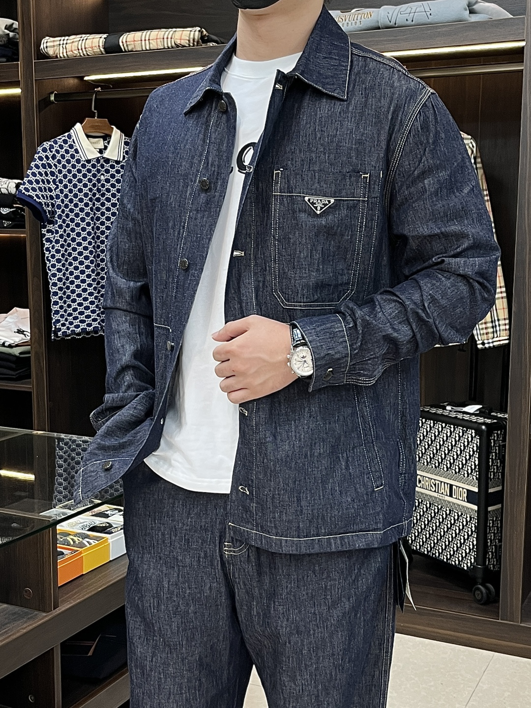 NO:454660,The main recommendation clothing Prade25SS new triangle micro-label denim set This set is made of rinsed champagne, with a classic and timeless silhouette and full of casual atmosphere. The jacket uses classic contrasting colored surface lines, the chest pocket is embellished with the iconic triangle logo, and customized metal button closure. This jeans presents a contemporary light silhouette, a classic five-pocket style, a eye-catching waist design, and is matched with the iconic enameled triangle metal logo. The whole set is very novel and unique, developed 1:1 in the original, with a great effect on the upper body, and highly recommended!  Top size S M L XL Pants size 30 31 32 33 34 36 (the size is too large, it is recommended to take one size smaller), prada, jeans, jackets & coats, alexander wang19860909主推衣服 裤子 Prade25SS新款三角微标牛仔套装这款套装采用经漂洗处理的钱布雷布制成,廓形经典隽永,并充满休闲气息.夹克采用经典的对比色间面线,胸前口袋点缀标志性的三角形徽标,定制金属纽扣开合.牛仔裤这款呈现当代轻盈廓形,经典五口袋款式,腰身设计醒目,搭配标志性的涂珐琅三角形金属徽标.整套款式非常新颖独特,原版1:1开发而成,上身效果超赞,强烈推荐！ 上衣码数S M L XL 裤子码数30 31 32 33 34 36(码数偏大,建议拍小一码),,prada,jeans,jackets & coats,alexander wang,Men's clothing