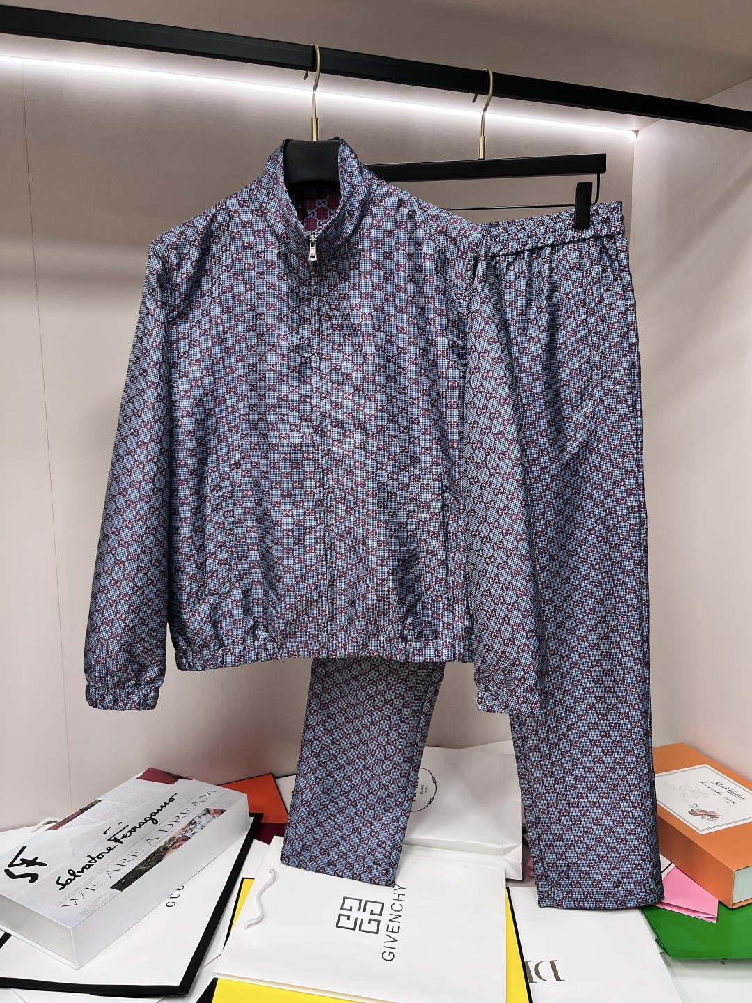 NO:430388,The main promotional trousers GUCC 25SS new GG jacquard houndstooth wool set, this set uses GG letter interwoven patterns to interpret the brand's timeless elegance and exquisite craftsmanship. The jacket is paired with zipper opening and closing design, two side pockets, and elastic hem design. The trousers elastic drawstring waist, two side pockets and two rear pockets design, the whole set of jacquard design is very novel and unique, highly recommended!  Top size 46 48 50 52 Pants size 46 48 50 52,,gucci,jackets & coats,alexander wang19860909主推衣 裤 GUCC 25SS新款GG提花千鸟格羊毛套装,这款套装以GG字母交织图案焕新诠释品牌的隽永优雅风范和精湛工艺.夹克搭配拉链开合设计,两个侧袋,松紧下摆设计.裤子松紧抽绳腰头,两侧袋及两后袋设计,整套提花设计,款式非常新颖独特,强烈推荐！ 上衣码数46 48 50 52 裤子码数46 48 50 52,,gucci,jackets & coats,alexander wang,Men's clothing