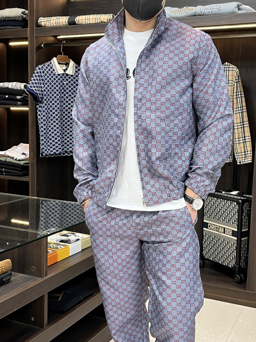 NO:454665,The main promotional trousers GUCC 25SS new GG jacquard houndstooth wool set, this set uses GG letter interwoven patterns to interpret the brand's timeless elegance and exquisite craftsmanship. The jacket is paired with zipper opening and closing design, two side pockets, and elastic hem design. The trousers elastic drawstring waist, two side pockets and two rear pockets design, the whole set of jacquard design is very novel and unique, highly recommended!  Top size 46 48 50 52 Pants size 46 48 50 52,,gucci,jackets & coats,alexander wang19860909主推衣 裤 GUCC 25SS新款GG提花千鸟格羊毛套装,这款套装以GG字母交织图案焕新诠释品牌的隽永优雅风范和精湛工艺.夹克搭配拉链开合设计,两个侧袋,松紧下摆设计.裤子松紧抽绳腰头,两侧袋及两后袋设计,整套提花设计,款式非常新颖独特,强烈推荐！ 上衣码数46 48 50 52 裤子码数46 48 50 52,,gucci,jackets & coats,alexander wang,Men's clothing