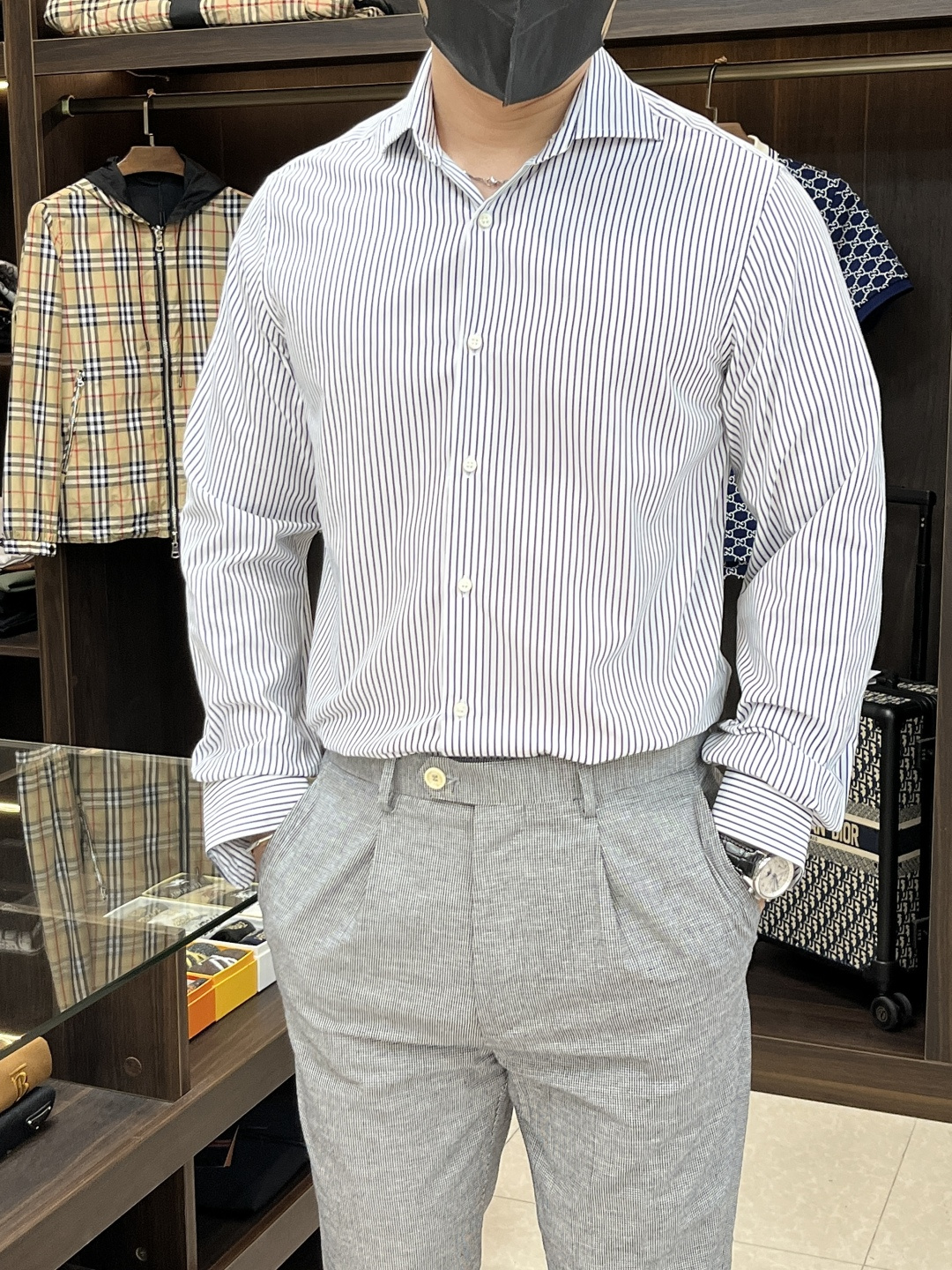 NO:454669,The main recommendation is the new LSS striped shirt. This shirt is made of pure cotton fabric, with pearl shell buttons and 2 buttons on the cuffs. The striped shirt is simple but not simple. You can wear elegance and style on your body by casually matching it. The daily atmosphere is full, and the same style for men and women. It is highly recommended!  Color blue and white strips Black and white strips Number of codes S M L XL,,alexander wang19860909主推 LSS新款条纹衬衣这款衬衣采用纯棉面料制作而成,珍珠贝壳纽扣开合,袖口设有2枚纽扣,条纹式衬衣简约而不简单,商务休闲随意搭配,就能将优雅与格调穿在身上,日常氛围感拉满,男女同款,强烈推荐！ 颜色蓝白条 黑白条 码数S M L XL,,alexander wang,Men's clothing