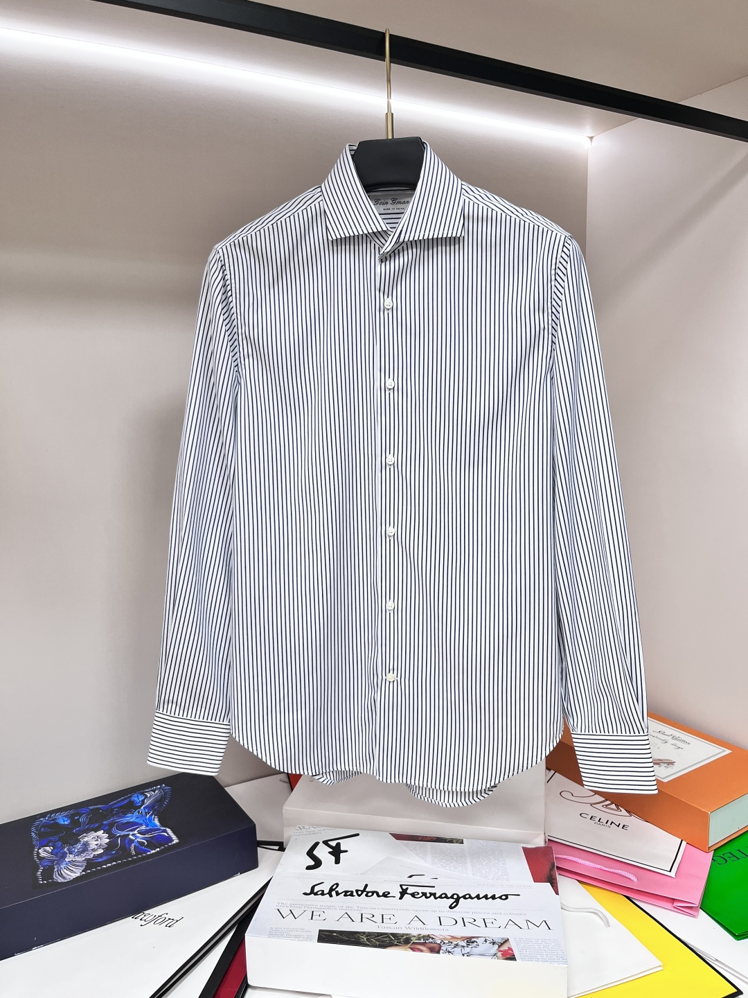 NO:430392,The main recommendation is the new LSS striped shirt. This shirt is made of pure cotton fabric, with pearl shell buttons and 2 buttons on the cuffs. The striped shirt is simple but not simple. You can wear elegance and style on your body by casually matching it. The daily atmosphere is full, and the same style for men and women. It is highly recommended!  Color blue and white strips Black and white strips Number of codes S M L XL,,alexander wang19860909主推 LSS新款条纹衬衣这款衬衣采用纯棉面料制作而成,珍珠贝壳纽扣开合,袖口设有2枚纽扣,条纹式衬衣简约而不简单,商务休闲随意搭配,就能将优雅与格调穿在身上,日常氛围感拉满,男女同款,强烈推荐！ 颜色蓝白条 黑白条 码数S M L XL,,alexander wang,Men's clothing