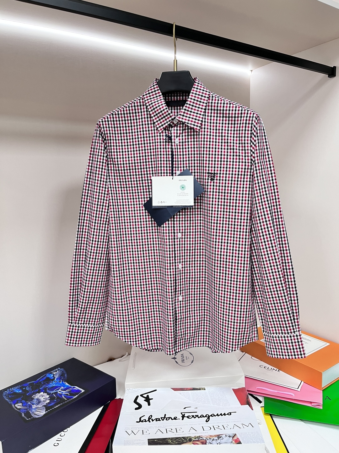 NO:430363,The main recommendation is the Prada 25SS new retro plaid long-sleeved shirt with Pujia English letter embroidery pattern on the chest, button opening and closing, the style is versatile and not picky, the upper body shows a fashionable atmosphere, and the age-reducing versatile color reveals a sense of high-end. The same style for men and women, highly recommended!  Color red grid Green grid S M L XL,,prada,prada,shirts,alexander wang19860909主推 Prada 25SS新款复古格纹长袖衬衫胸前普家英文字母刺绣图案点缀 ,纽扣开合,款式百搭不挑人,上身彰显时尚气息,减龄百搭款色系透露出高级感.男女同款,强烈推荐！ 颜色红格子 绿格子 码数S M L XL,,prada,prada,shirts,alexander wang,Men's clothing