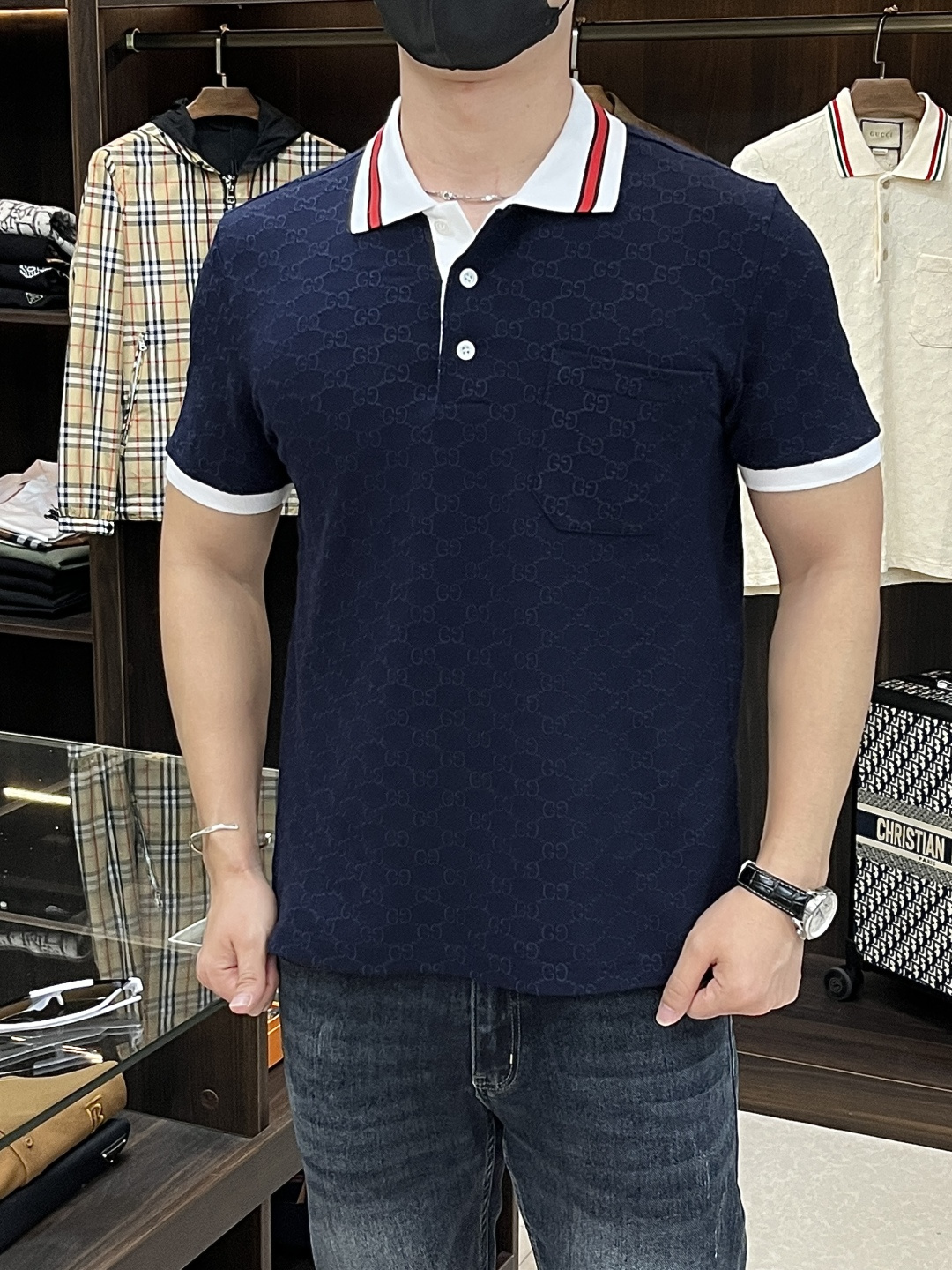 NO:470962,The main recommendation Gucci 25SS new full-body embroidered GG jacquard 5-color stretch cotton Polo shirt This Polo shirt is made of elastic bead floor cotton, paired with GG classic embroidery, exquisitely showing the contrasting contrasting aesthetics. The contrasting striped collar adds icing on the cake of this item. The whole design is very novel and unique, and it is a must-have item for men's wardrobe. It is highly recommended!  Color black Apricot blue Navy Sky blue Number of codes S M L XL,,gucci,alexander wang19860909主推 Gucci 25SS新款满身绣GG提花5色弹力棉Polo衫这款Polo衫采用弹力珠地棉制作,搭配通体GG经典绣花,精致展现对比撞色美学.撞色条纹衣领为这款单品锦上添花.整款设计非常新颖独特,是男士衣橱必备单品,强烈推荐！ 颜色黑色 杏色 宝蓝色 藏青 天蓝 码数S M L XL,,gucci,alexander wang,Men's clothing