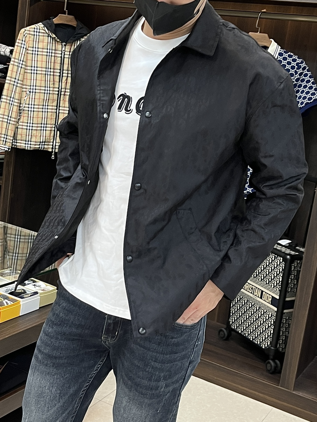 NO:430372,The main recommendation is Dior 25SS new jacquard thin jacket. This short jacket is a new product in 2025 and is decorated with classic Oblique prints. It is carefully crafted with a technological jacquard fabric, paired with a wide angle collar, button closure and Dior rubber logo on the back. The practical silhouette can add a casual and fashionable style to all kinds of looks. The style is novel and unique, and highly recommended!  Color blue black brown code 46 48 50 52,,dior,jackets & coats,alexander wang19860909主推 Dior 25SS新款提花薄夹克这款短夹克是二零二五新品,饰以经典Oblique 印花.采用科技提花面料精心制作,搭配宽角领、纽扣开合和背面 Dior 橡胶标志.实用廓形,可为各式造型增添休闲时尚风范.款式新颖独特,强烈推荐！ 颜色蓝色 黑色 咖色 码数46 48 50 52,,dior,jackets & coats,alexander wang,Men's clothing