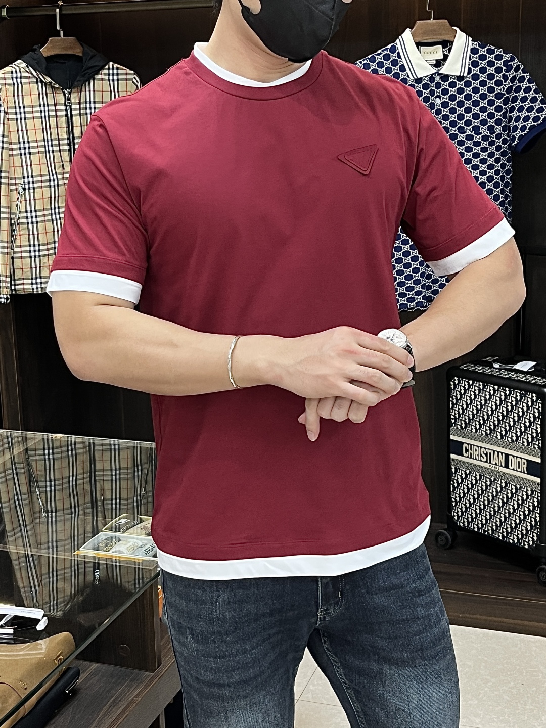 NO:430376,The main recommendation is the Prada 25SS new 6-color triangle logo contrast cotton T-shirt. This cotton T-shirt reinterprets classic items with layering and contrasting colors, adding novel details to the sporty silhouette. It is decorated with the iconic fabric triangle logo. The loose fit is highly recommended!  Color black maroon khaki brown royal blue green S M L XL,,prada,tees,t-shirt,alexander wang19860909主推 Prada 25SS新款6色三角徽标饰撞色棉质T恤这款棉质T恤以层次感和对比色重新演绎经典单品,为运动风廓形平添新颖细节.饰有标志性织物三角形徽标.宽松版型,强烈推荐！ 颜色黑色 枣红色 卡其色 咖啡色 宝蓝色 绿色 码数S M L XL,,prada,tees，t-shirt,alexander wang,Men's clothing