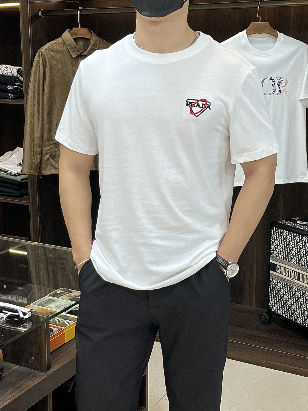 NO:470932,The main recommendation is Prada exclusively for the new spring Prada fashion casual round neck short sleeves, wide version high-density 280g pure cotton fabric, high-end needle embroidery, high-end European version original single T-shirt, trendy and fashionable casual half-sleeved, high breathable and comfortable, impeccable details, brand element design concept, reflecting high quality. It presents casual cut, and the upper body style is superb!  S-XXL H2025 new model first release, prada, prada, T-shirt, tees, t-shirt, alexander wang19860909主推 Prada 独家专供春季新款普拉达时尚休闲圆领短袖,阔版高密度280克纯棉面料,高级密针刺绣、高端欧版原单T恤,潮流时尚休闲半袖 透气舒适度高,细节无可挑剔,品牌元素设计理念,体现高品质.呈现休闲裁剪,上身版型超赞！ 码数S-XXL H2025新款首发,,prada,prada,T-shirt,tees，t-shirt,alexander wang,Men's clothing