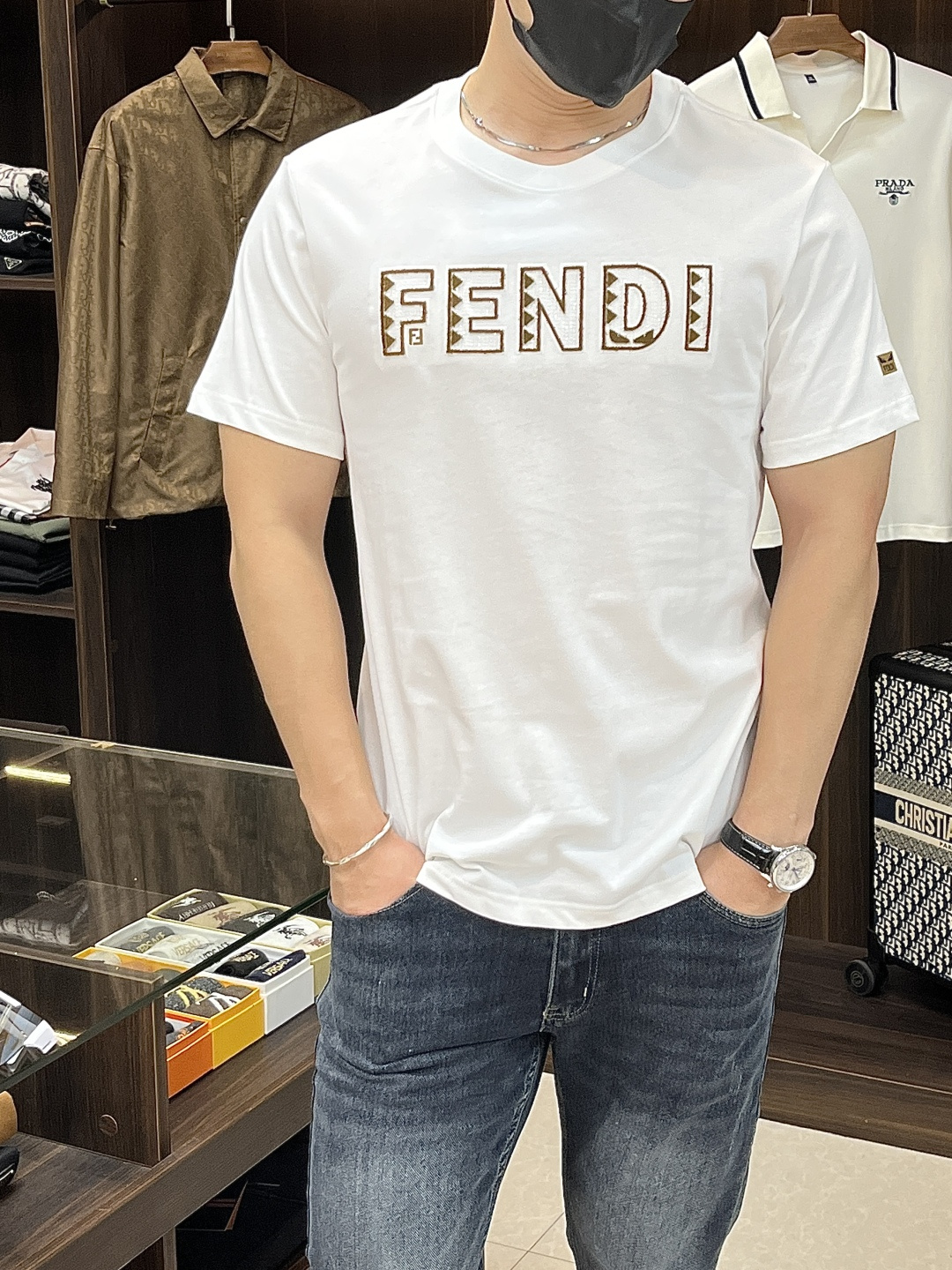 NO:470944,The main recommendation Fendi is exclusively designed for the new spring style Fendi fashion casual round neck short sleeves, wide version high-density 280g pure cotton fabric, high-end needle embroidery, high-end European version original single T-shirt, trendy and fashionable casual half-sleeved, high breathable and comfortable, impeccable details, brand element design concept, reflecting high quality. It presents casual cut, and the upper body style is excellent!  S-XXL H2025 new model first release, fendi, fendi, T-shirt, tees, t-shirt, alexander wang19860909主推 Fendi 独家专供春季新款芬迪时尚休闲圆领短袖,阔版高密度280克纯棉面料,高级密针刺绣、高端欧版原单T恤,潮流时尚休闲半袖 透气舒适度高,细节无可挑剔,品牌元素设计理念,体现高品质.呈现休闲裁剪,上身版型超赞！ 码数S-XXL H2025新款首发,,fendi,fendi,T-shirt,tees，t-shirt,alexander wang,Men's clothing
