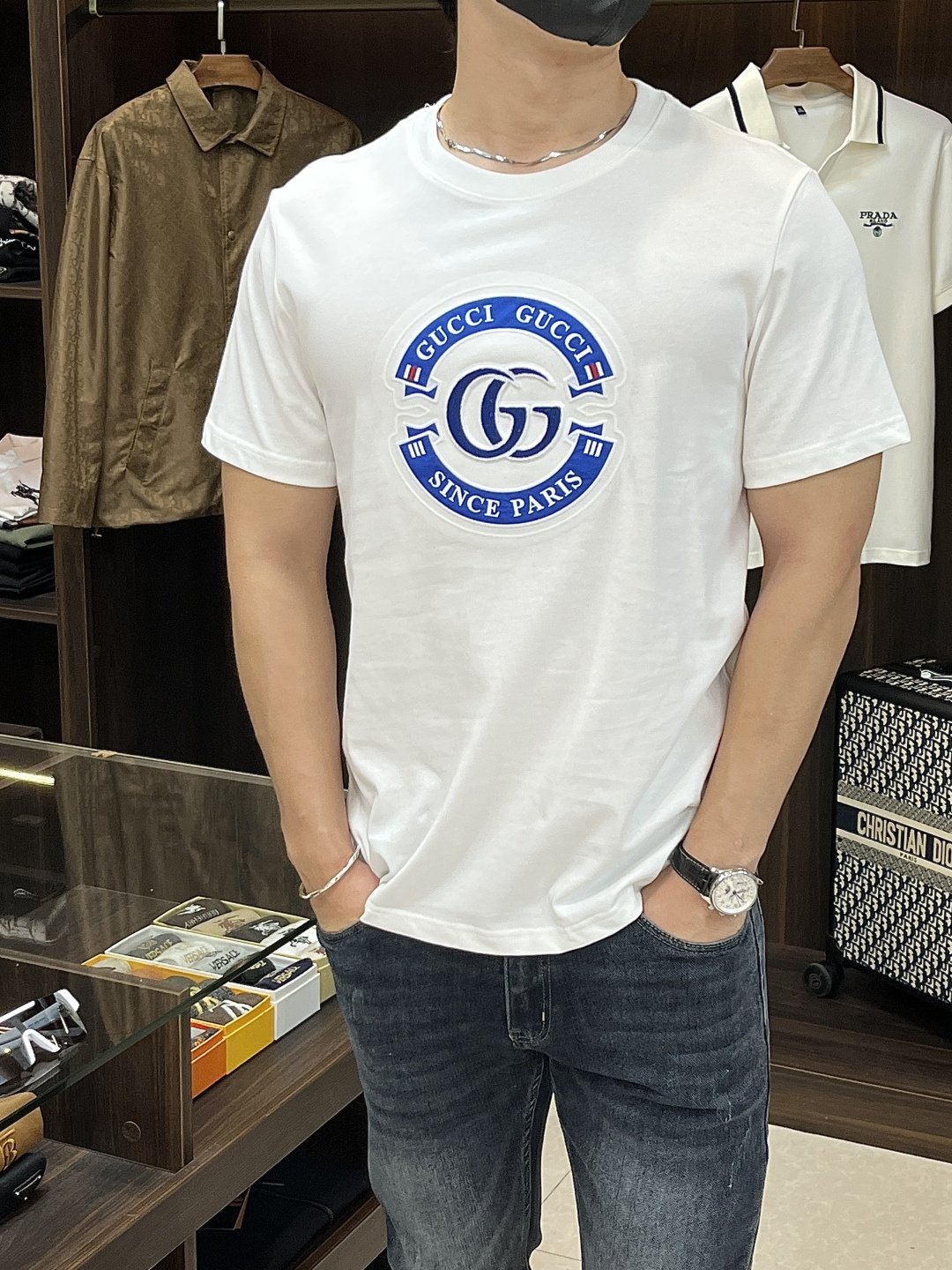 NO:470950,The main recommendation Gucci is exclusively designed for the new spring Gucci fashion casual round neck short sleeves, wide version high-density 280g pure cotton fabric, high-end needle embroidery, high-end European version original single T-shirt, trendy and fashionable casual half-sleeved, high breathable and comfortable, impeccable details, brand element design concept, reflecting high quality. It presents casual cut, and the upper body style is excellent!  S-XXL H2025 new model first release, gucci, gucci, T-shirt, tees, t-shirt, alexander wang19860909主推 Gucci 独家专供春季新款古驰时尚休闲圆领短袖,阔版高密度280克纯棉面料,高级密针刺绣、高端欧版原单T恤,潮流时尚休闲半袖 透气舒适度高,细节无可挑剔,品牌元素设计理念,体现高品质.呈现休闲裁剪,上身版型超赞！ 码数S-XXL H2025新款首发,,gucci,gucci,T-shirt,tees，t-shirt,alexander wang,Men's clothing