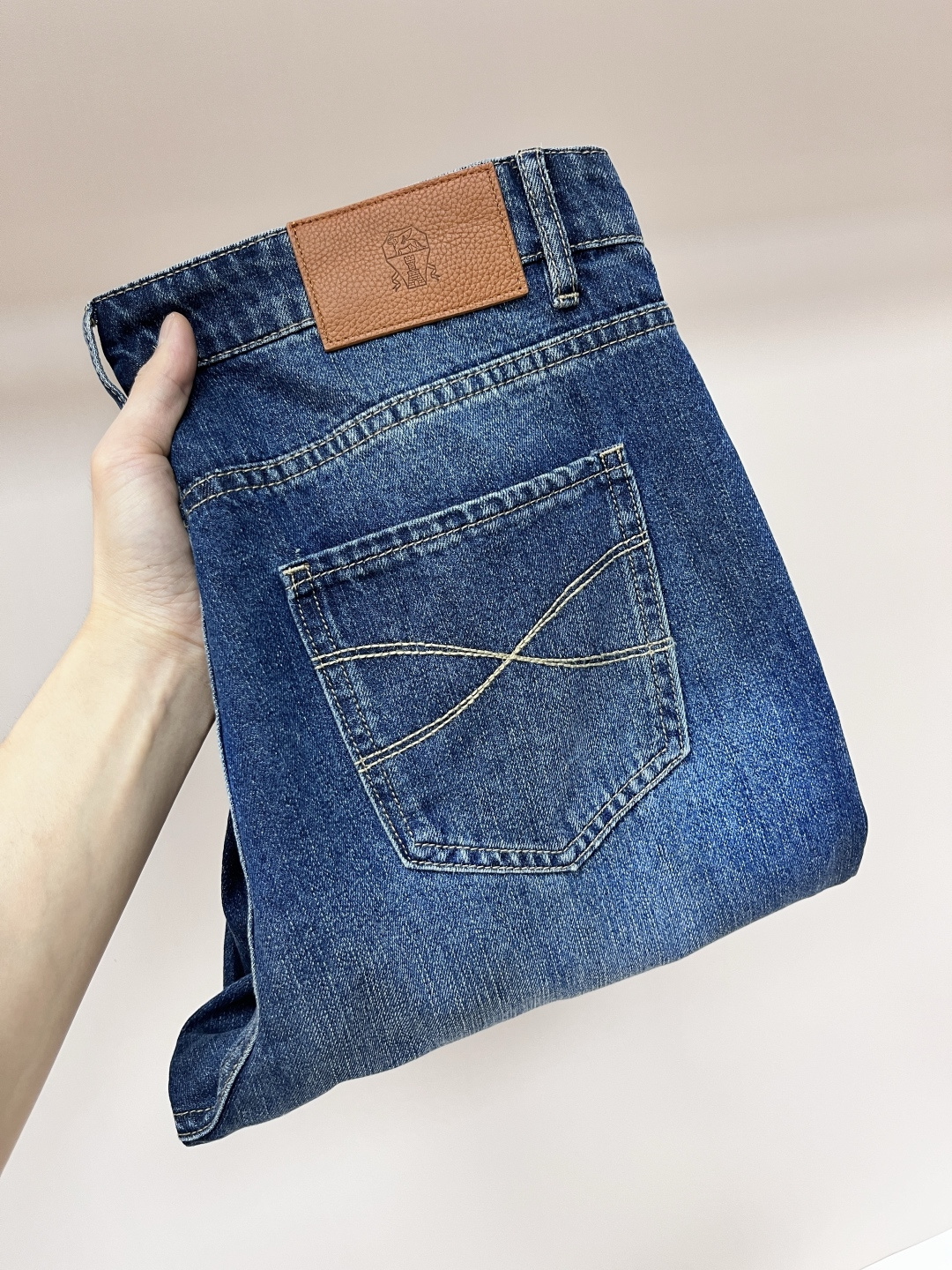 NO:454624,The main recommendation is BC25 new five-pocket dark jeans. This jeans are made of dark blue denim fabric. The front small pocket insert has BC exclusive embroidery logo, access button opening and closing design, and a BC classic leather tag on the back waist, highlighting the classic taste of Brunello Cucinelli. Highly recommended!  30 31 32 33 34 36, brunello cucinelli, jeans, alexander wang19860909主推 BC25新款五口袋深色牛仔裤这款牛仔裤采用深蓝色牛仔布面料制作而成,前小口袋插袋出有BC独家刺绣标志,门禁纽扣开合设计,后腰头饰有bc经典皮牌,彰显Brunello Cucinelli的经典品味.强烈推荐！ 码数30 31 32 33 34 36,,brunello cucinelli,jeans,alexander wang,Men's clothing