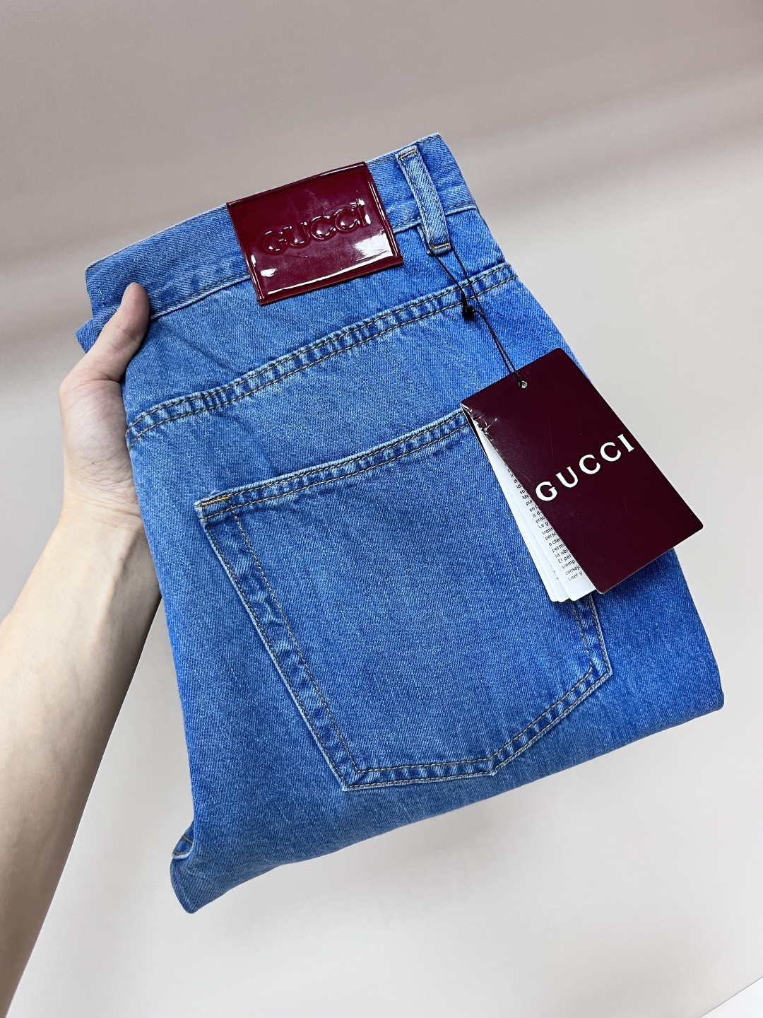 NO:454628,The main recommendation is GUCCI 25 new tapered jeans. This style is a new interpretation of the denim series, which adds charm to daily styles with implicit and restrained details. This tapered trousers are selected and certified cotton denim fabric, and the trouser legs are embellished with red and green webbing lifting ring details, showing a unique charm. It is highly recommended!  Color 30 31 32 33 34 36, gucci, jeans, alexander wang19860909主推 GUCCI 25新款锥形剪裁牛仔裤这款是丹宁系列焕新演绎服饰,以含蓄内敛的细节为日常造型平添魅力.这款锥形长裤甄选认证棉质丹宁面料匠心打造,裤脚口缀饰红绿织带提环细节,尽显别样魅力,强烈推荐！ 颜色30 31 32 33 34 36,,gucci,jeans,alexander wang,Men's clothing