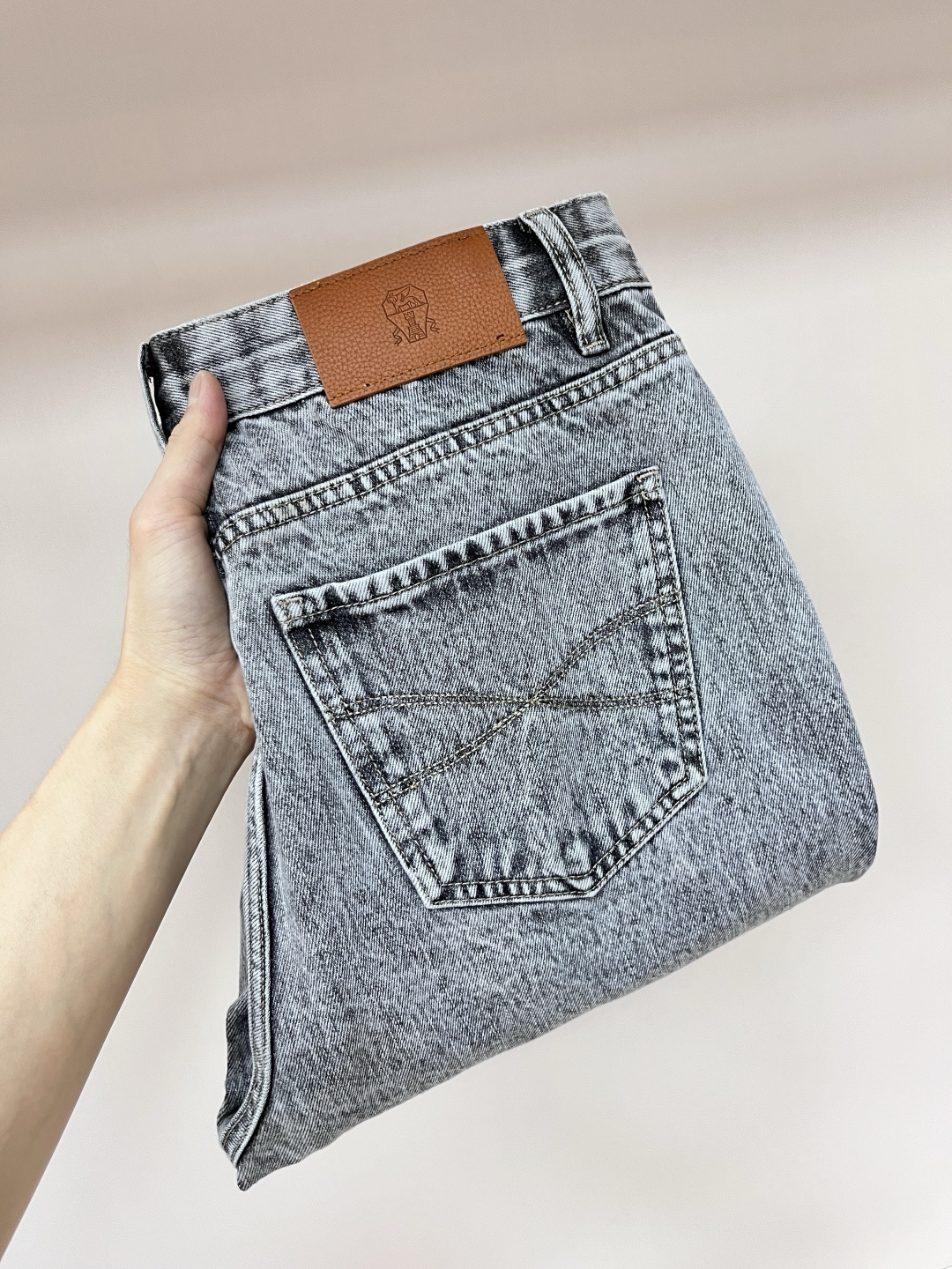 NO:454632,The main recommendation is BC 25 new five-pocket gray jeans. This jeans are made of gray denim fabric, with access buttons and closures. The back waist has BC's exclusive cowhide brand, highlighting the classic taste of Brunello Cucinelli. Highly recommended!  30 31 32 33 34 36 37, brunello cucinelli,chanel,jeans,cowhide,alexander wang19860909主推 BC 25新款五口袋灰色牛仔裤这款牛仔裤采用灰色牛仔布面料制作而成,门禁纽扣开合,后腰头有BC家独家牛皮牌,彰显Brunello Cucinelli的经典品味.强烈推荐！ 码数30 31 32 33 34 36 37,,brunello cucinelli,chanel,jeans,cowhide,alexander wang,Men's clothing