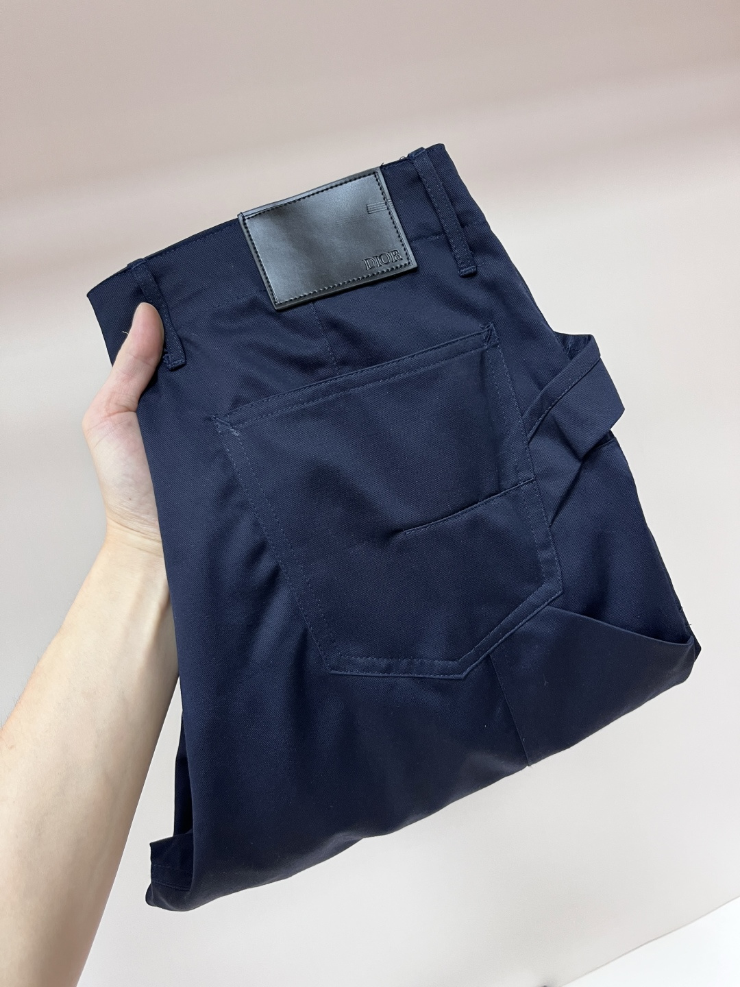 NO:454591,The main recommendation is Dior 25SS new Navy Working Jeans. This tooling jeans are reinterpreted with casual tailoring. They are carefully crafted in navy cotton denim, six-pocket design, with CD Icon embroidered on the front, and classic Dior noodle thread on the back pocket, paired with leather Dior signs. They can be matched with this season's jacket to create a delicate look. Highly recommended!  Color navy yard 46 48 50 52 54 64,,dior,jeans,jackets & coats,alexander wang19860909主推 Dior 25SS新款海军蓝工装牛仔裤这款工装牛仔裤以休闲剪裁重新诠释工装风格.采用海军蓝色棉质牛仔布精心制作,六口袋设计,正面点缀以CD Icon刺绣,后侧口袋饰以经典Dior缉面线,搭配皮革Dior标牌.可与本季的夹克搭配,打造精致的造型.强烈推荐！ 颜色海军蓝 码数46 48 50 52 54 64,,dior,jeans,jackets & coats,alexander wang,Men's clothing
