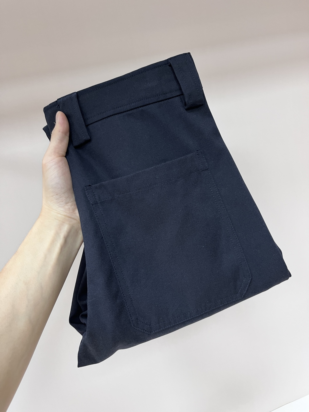 NO:454596,The main recommendation Zegna25SS new cotton and Tencel work clothes trousers are inspired by tough and neat practical trousers, and adopt a loose style design to show an extraordinary fashion attitude. It uses a soft natural material blend fabric to create a brand new practical trousers, while the front folding design easily highlights the neat and casual work clothes style. It is matched with side seam pockets to make the overall appearance more exquisite. Highly recommended!  Color white khaki black code 46 48 50 52 54 56,,alexander wang19860909主推 Zegna25SS新款棉、天丝工装长裤这款从硬朗利落的实穿长裤中汲取灵感,采用宽松版型设计,尽展不凡时尚态度.采用质地柔软的天然材质混纺面料,造就焕然一新的实穿长裤,而正面叠褶设计则轻松凸显利落率性的工装风格.搭配侧缝口袋,令整体外观更显考究.强烈推荐！ 颜色白色 卡其 黑色 码数46 48 50 52 54 56,,alexander wang,Men's clothing