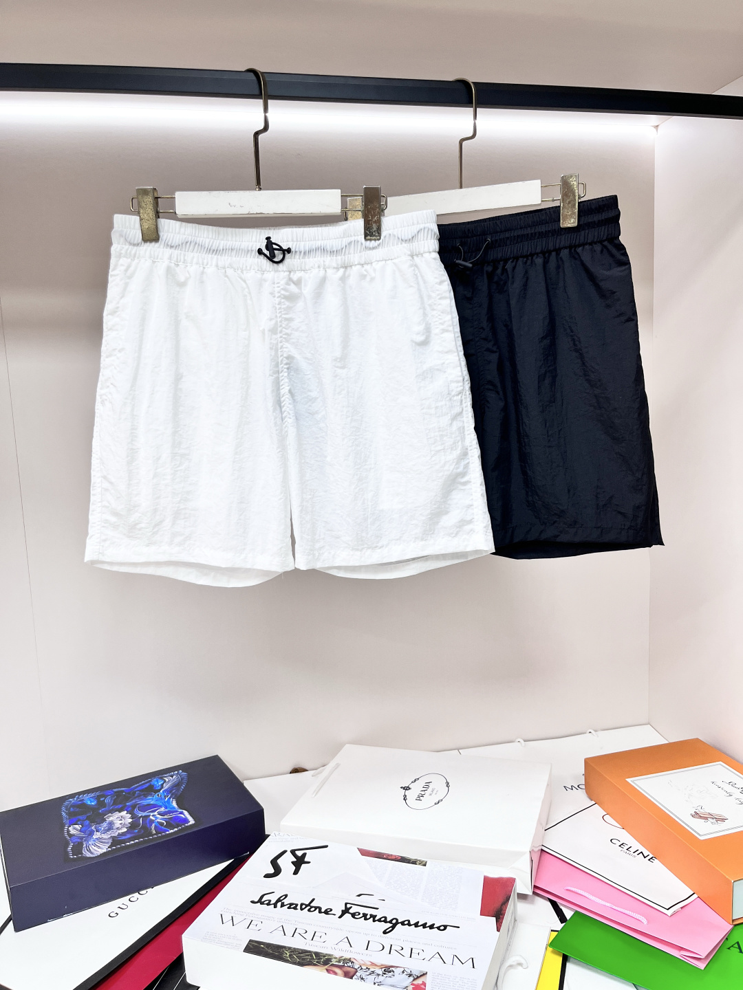 NO:454601,The main recommendation Burberry nylon drawstring shorts Burberry shorts are made of light nylon fabric. It is matched with the Equestrian Knight logo (EKD flower, elastic drawstring waist, side insert pocket, back zipper pocket, EKD embroidery on the back, giving a casual style, the same style as men and women. Highly recommended! Color black and white S M L XL,,burberry,burberry, shorts,alexander wang19860909主推 Burberry 尼龙抽绳短裤巴宝莉这款短裤选用轻盈尼龙面料打造.搭配马术骑士徽标(EKD花,弹性抽绳式裤腰,侧边插袋,后侧拉链口袋,后侧饰有马术骑士徽标(EKD)刺绣,呈现休闲版型,男女同款,强烈推荐！ 颜色黑色 白色 码数S M L XL,,burberry,burberry,shorts,alexander wang,Men's clothing