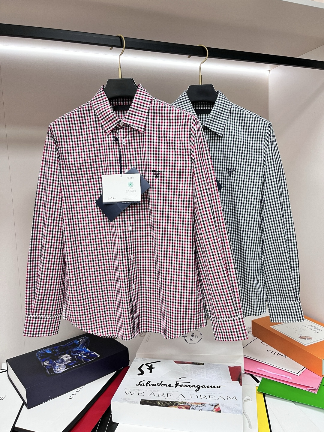 NO:454606,The main recommendation is the Prada 25SS new retro plaid long-sleeved shirt Prada's chest with embroidery embroidery patterns, button opening and closing, the style is versatile and not picky, the upper body shows a fashionable atmosphere, and the age-reducing versatile color reveals a sense of high-end. The same style for men and women, highly recommended!  Color red grid Green grid S M L XL,,prada,prada,prada,shirts,alexander wang19860909主推 Prada 25SS新款复古格纹长袖衬衫普拉达胸前普家英文字母刺绣图案点缀 ,纽扣开合,款式百搭不挑人,上身彰显时尚气息,减龄百搭款色系透露出高级感.男女同款,强烈推荐！ 颜色红格子 绿格子 码数S M L XL,,prada,prada,prada,shirts,alexander wang,Men's clothing
