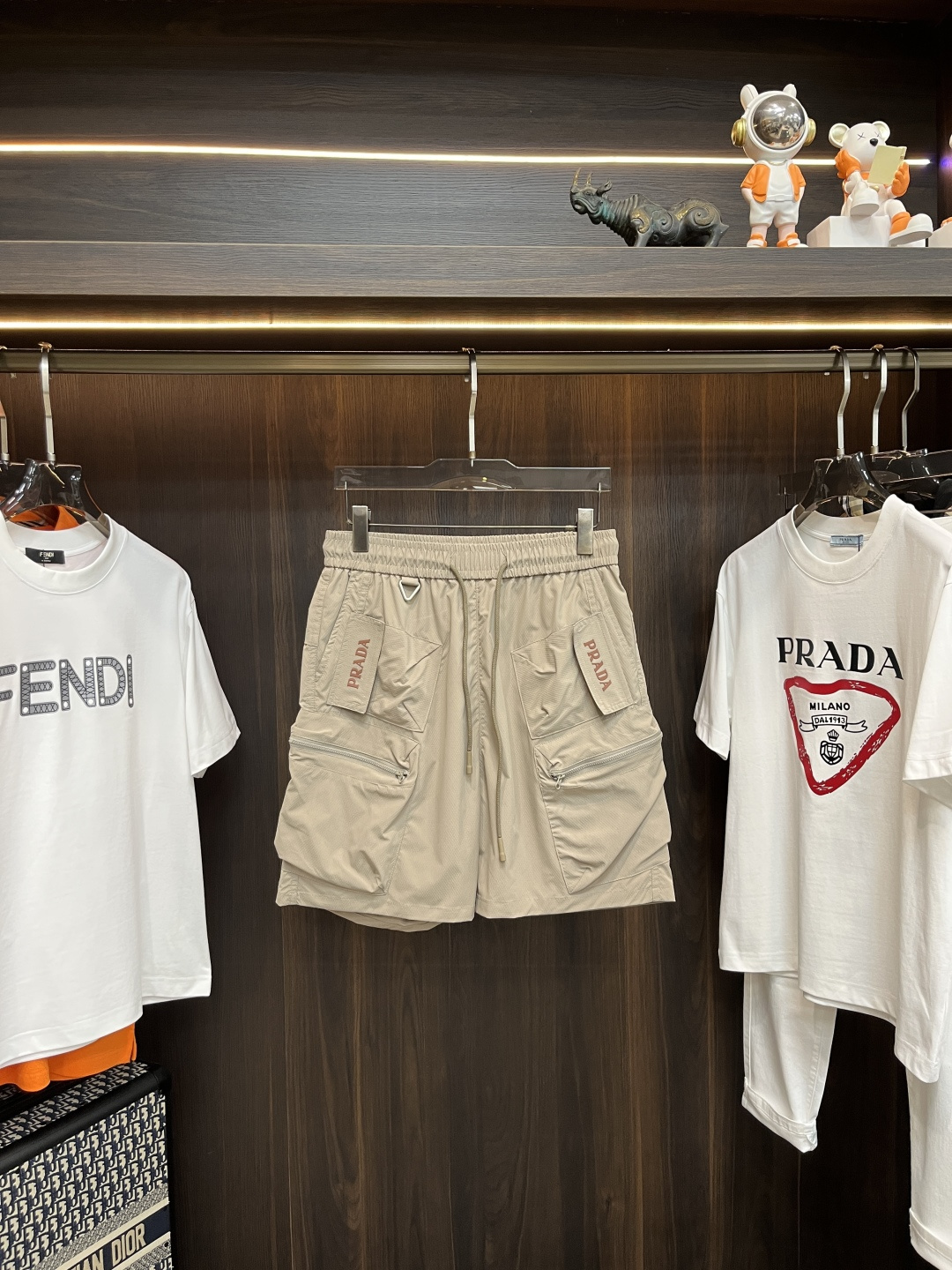 NO:428312,The main recommendation is Prada 2025ss summer new men's casual shorts, high-end version!  Customized fabrics for counters are breathable and comfortable, with impeccable details, and the brand element design concept reflects high quality. The feel is delicate and soft!  It is casually cut, with a great upper body style!  Size: M-3XL H2025 new model first release, prada, prada, shorts, alexander wang19860909主推 Prada 普拉达 2025ss夏季新款男士休闲短裤,高端版本！专柜定制面料 透气舒适度高,细节无可挑剔,品牌元素设计理念,体现高品质.手感细腻柔软！呈现休闲裁剪,上身版型超赞！ 尺码:M-3XL H2025新款首发,,prada,prada,shorts,alexander wang,Men's clothing