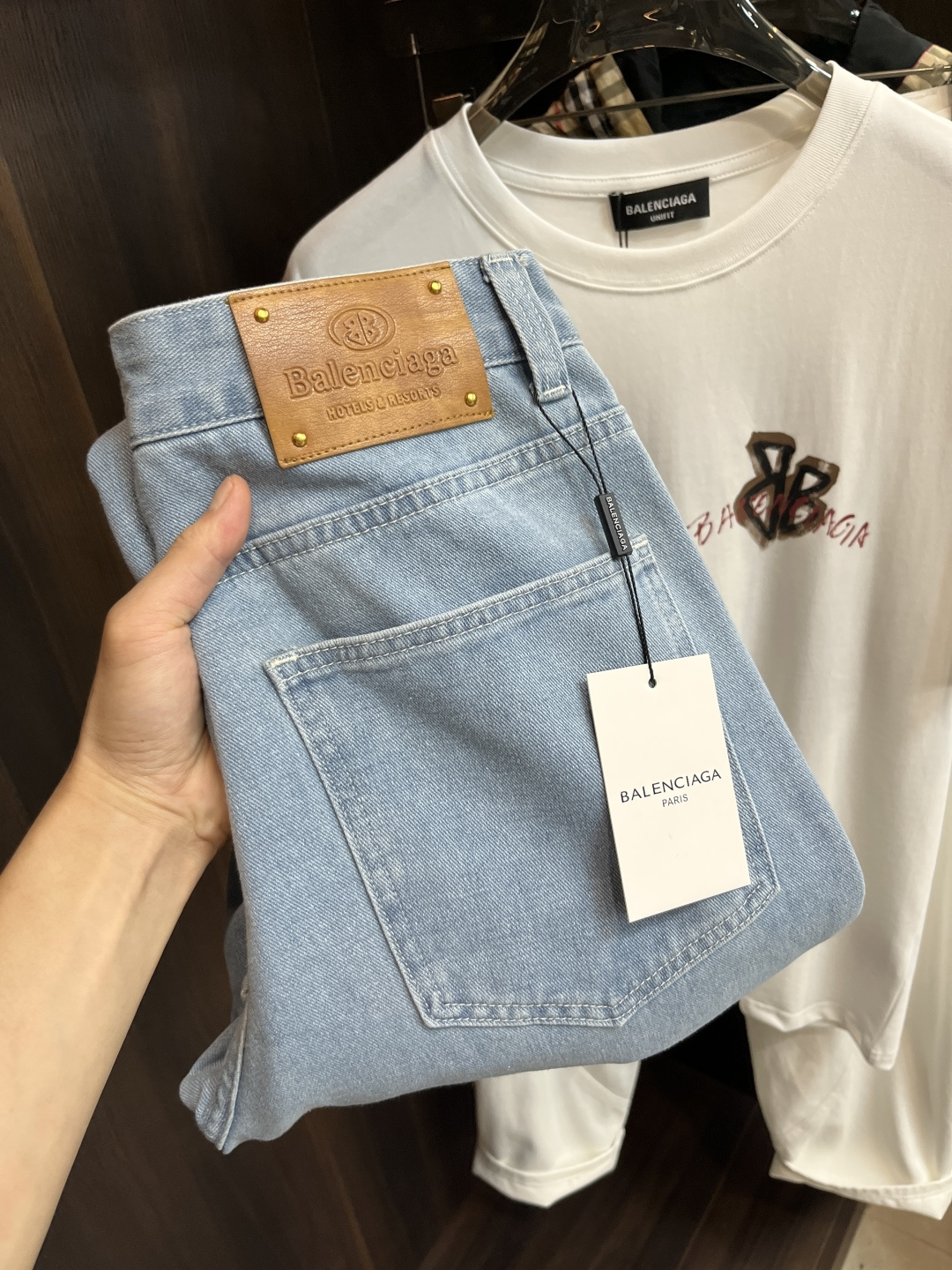 NO:428316,The main recommendation is Balenciaga exclusively for the new Balenciaga trendy men's fashionable casual jeans, high-end European version original single pants, trendy and fashionable casual trousers. It has high breathability and comfort, impeccable details, and the brand element design concept reflects high quality. It presents casual cuts, and the upper body style is superb!  Number of codes 29-38 (no 35 37) H new model first release, balenciaga, balenciaga, jeans, alexander wang19860909主推 Balenciaga 独家专供新款巴黎世家潮男时尚休闲牛仔裤,高端欧版原单裤子,潮流时尚休闲裤子 透气舒适度高,细节无可挑剔,品牌元素设计理念,体现高品质.呈现休闲裁剪,上身版型超赞！ 码数29-38（无35 37） H新款首发,,balenciaga,balenciaga,jeans,alexander wang,Men's clothing