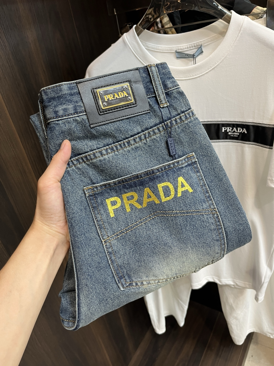 NO:428320,The main recommendation is Prada exclusively for new Prada trendy men's fashionable casual jeans, high-end European version original single pants, trendy and fashionable casual pants, breathable and comfortable, impeccable details, brand element design concept, reflecting high quality. It presents casual cut, and the upper body style is superb!  Number of codes 29-38 (no 35 37) H new model first release, prada, prada, jeans, alexander wang19860909主推 Prada 独家专供新款普拉达潮男时尚休闲牛仔裤,高端欧版原单裤子,潮流时尚休闲裤子 透气舒适度高,细节无可挑剔,品牌元素设计理念,体现高品质.呈现休闲裁剪,上身版型超赞！ 码数29-38（无35 37） H新款首发,,prada,prada,jeans,alexander wang,Men's clothing