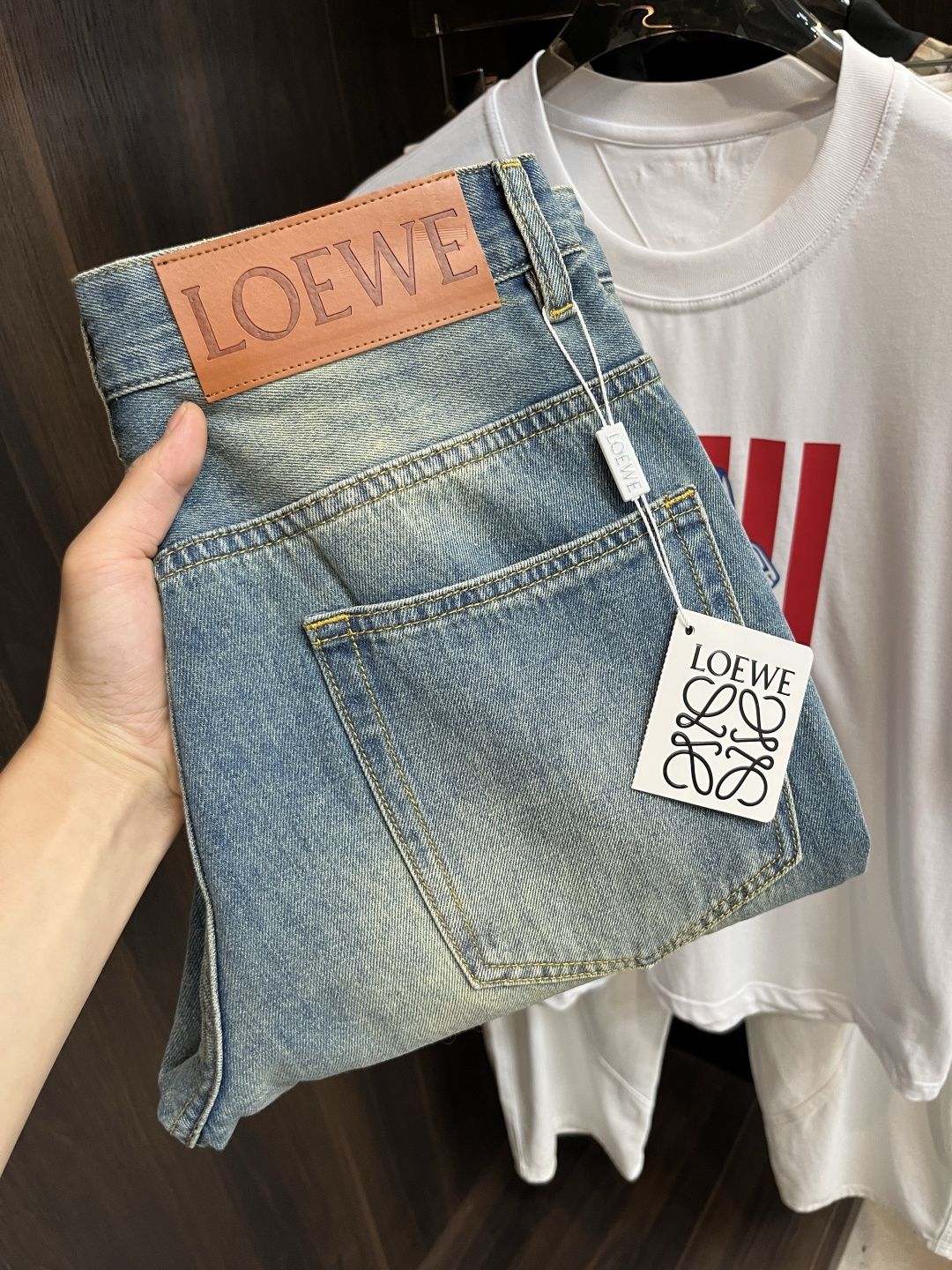NO:428332,The main recommendation is Loewe. It is exclusively available for the new Loewe men's fashionable casual jeans, high-end European version original single pants, trendy and fashionable casual pants. It has high breathability and comfort, impeccable details, and the brand element design concept reflects high quality. It presents casual cuts, and the upper body style is superb!  Number of codes 29-38 (no 35 37) H new model first release, loewe, loewe, jeans, alexander wang19860909主推 Loewe 独家专供新款罗意威潮男时尚休闲牛仔裤,高端欧版原单裤子,潮流时尚休闲裤子 透气舒适度高,细节无可挑剔,品牌元素设计理念,体现高品质.呈现休闲裁剪,上身版型超赞！ 码数29-38（无35 37） H新款首发,,loewe,loewe,jeans,alexander wang,Men's clothing