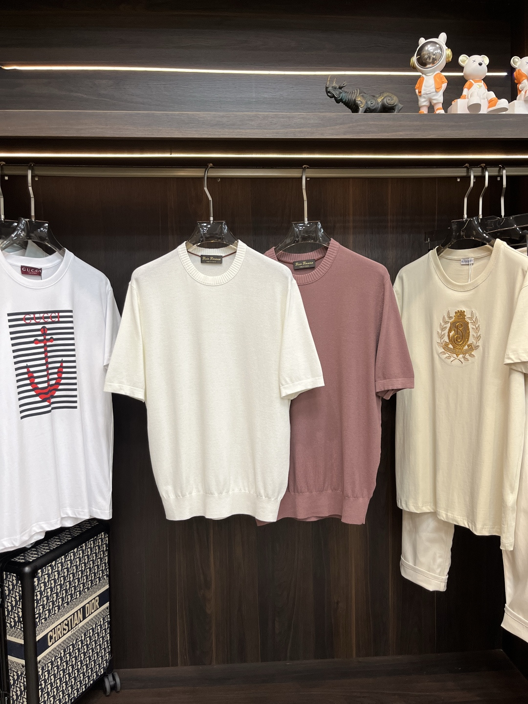 NO:425978,The main recommendation is the new LSS Walkery Men's Round Neck Knitted Sweater. This round neck short-sleeved sweater is made of cotton and mulberry silk blended yarn. The whole body convex needle knitting creates a light and smooth style, fitting the rotator sleeves, making it softer and more comfortable to wear. Highly recommended!  Color rose red white Number of 46 48 50 52 54,,T-shirt,alexander wang19860909主推 LSS新款Walkery 男士圆领针织衫这款圆领短袖针织衫采用棉质与桑蚕丝混纺纱线制成.通体凸针编织营造出轻盈且流畅的版型,契合落肩袖,令穿着更加柔软舒适.强烈推荐！ 颜色玫瑰红 白色 码数46 48 50 52 54,,T-shirt,alexander wang,Men's clothing