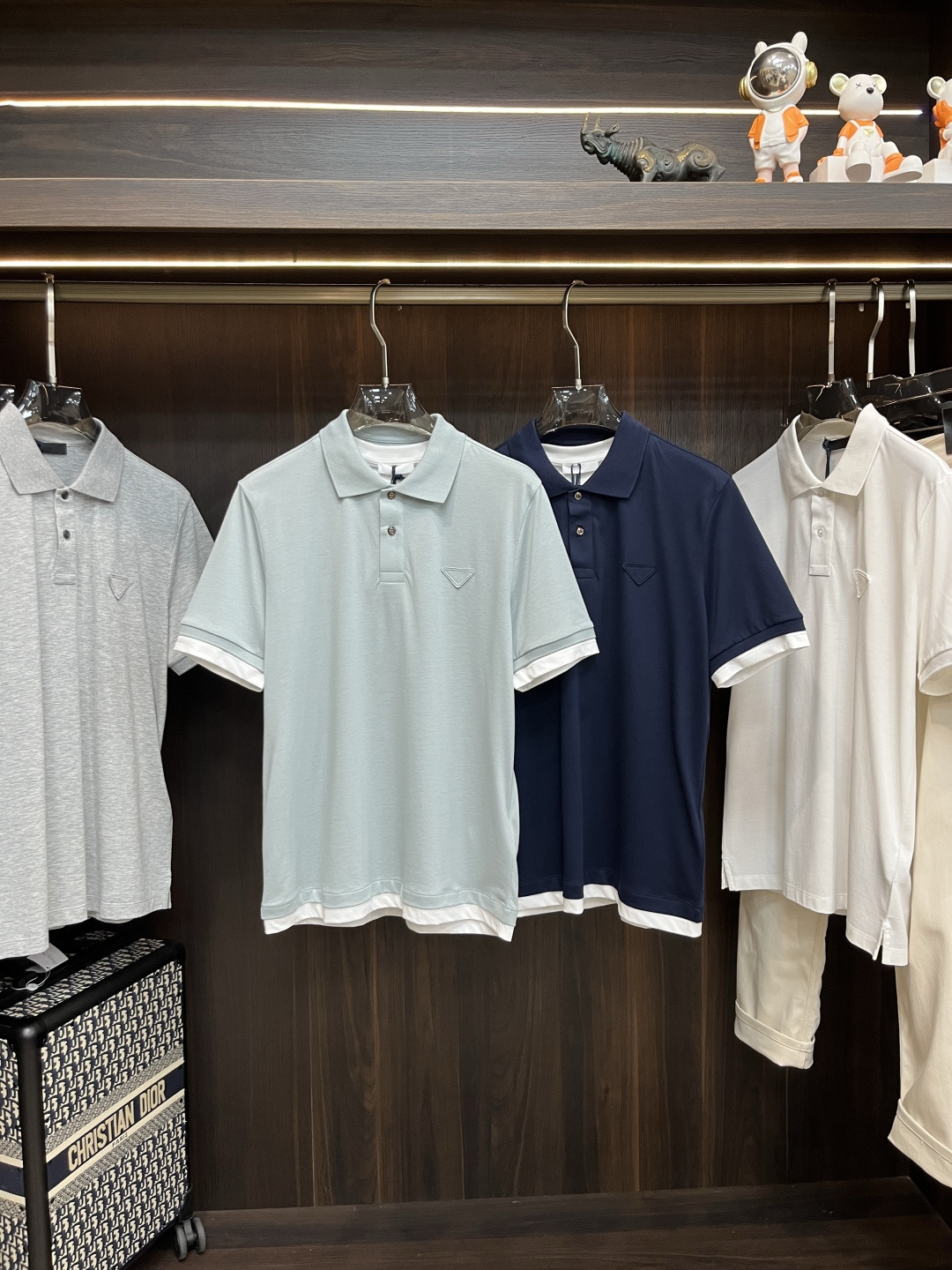 NO:425981,The main recommendation is Prada 25SS new triangle logo contrast cotton Polo shirt. This Polo shirt is made of cotton fabric. The layering makes the classic silhouette new interpretation, combining fashion and sporty style. Oversize style is matched with short sleeves, contrasting jersey trim gives a sense of exquisiteness, embellishing the iconic fabric triangle logo. The style is very novel and unique, highly recommended!  Color royal blue dark green S M L XL,,prada,prada,versace,T-shirt,alexander wang19860909主推 Prada 普拉达 25SS新款三角徽标饰撞色棉质Polo衫这款Polo衫由棉质面料打造,层次感使经典廓形得到崭新诠释,兼具时尚气质与运动风格.Oversize版型搭配短袖,撞色平纹针织饰边赋予精致之感,点缀标志性织物三角形徽标.款式非常新颖独特,强烈推荐！ 颜色宝蓝色 墨绿 码数S M L XL,,prada,prada,versace,T-shirt,alexander wang,Men's clothing