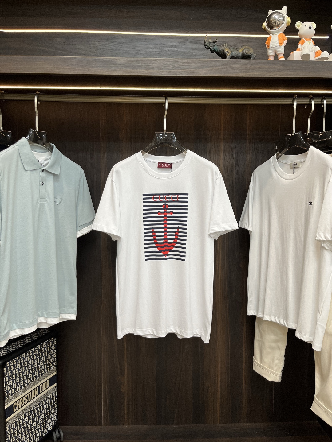 NO:425984,The main recommendation is the new GUCCI 25SS printed knitted T-shirt Gucci ingeniously integrates stripes, anchor patterns and brand logos, and uses marine style design to add pose and color to the casual silhouette to create an ideal Shanghai style outfit. This T-shirt is made of white knitted cotton, embellishing Gucci anchor stripes prints, revealing a unique charm. Highly recommended!  S M L XL, gucci,gucci,tees,t-shirt,alexander wang19860909主推 GUCCI 25SS新款印花针织T恤衫古驰匠心融蕴条纹、船锚图案和品牌标识,以海洋风设计为休闲廓形添姿加彩,缔造理想海派穿搭单品.这款T恤以白色针织棉匠心打造,缀饰Gucci船锚条纹印花,尽释别样风韵.强烈推荐！ 码数S M L XL,,gucci,gucci,tees，t-shirt,alexander wang,Men's clothing