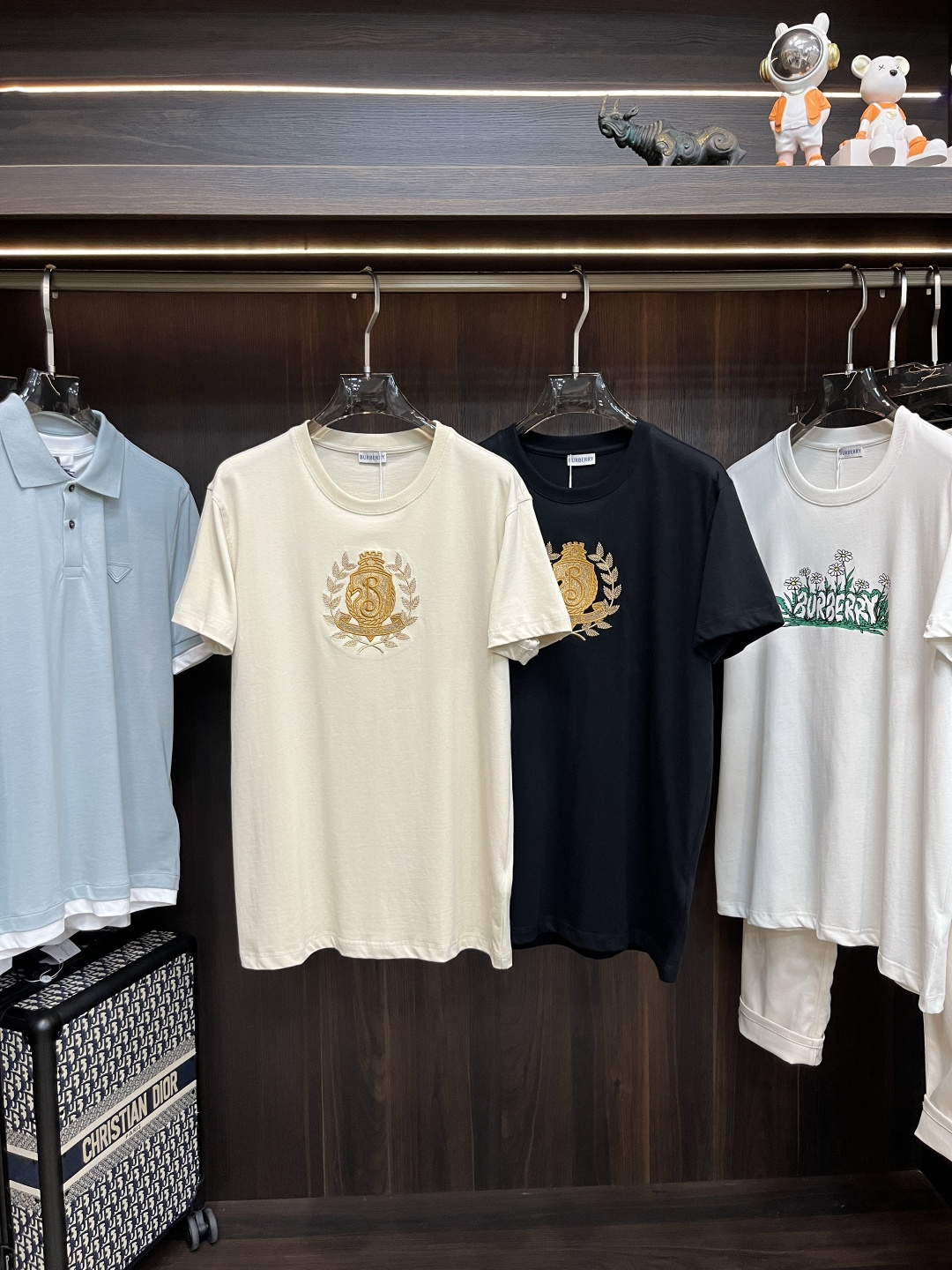 NO:425986,The main recommendation is Burberry 25SS new embroidered letters B badge cotton T-shirt. This style is made of flat woven cotton fabric and decorates the metallic badge embroidery. It incorporates B-shaped shield and oak leaf garland elements to cleverly collide with the brand creation time banner. The design inspiration comes from the collection archives and presents a regular version. Highly recommended!  Color Rice Apricot Black S M L XL, Burberry, Burberry, Alexander wang19860909主推 Burberry 巴宝莉 25SS新款刺绣字母B徽章棉质 T 恤衫这款选用平织棉面料打造,装饰金属感徽章刺绣.融入 B 字型盾牌和橡树叶花环元素,巧妙碰撞品牌创立时间横幅.设计灵感源自典藏档案,呈现常规版型.强烈推荐！ 颜色米杏 黑色 码数S M L XL,,burberry,burberry,alexander wang,Men's clothing