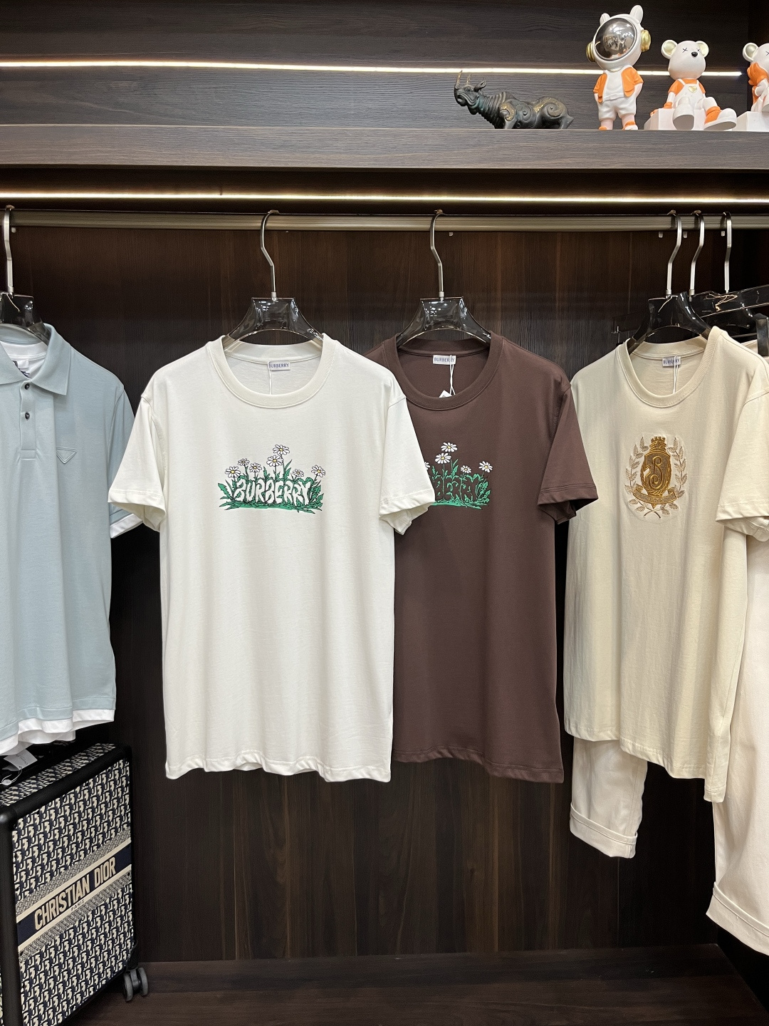 NO:425988,The main recommendation is Burberry 25SS new Daisy Micro-label Printed Cotton T-shirt. This model is made of woven cotton fabric. It has a very good texture and the fabric is comfortable and skin-friendly. The front chest is printed with a combination of daisy BBR English letters. The unique craftsmanship makes the entire T-shirt more unique, with the same style as men and women. It is highly recommended!  Color: off-white brown S M L XL, burberry, burberry, tees, t-shirt, alexander wang19860909主推 Burberry 巴宝莉 25SS新款雏菊微标印花棉质T恤衫这款采用订织全棉面料制作而成,质感超好,面料舒适亲肤.前胸以雏菊BBR英文字母组合印花而成,独特的工艺,让整款T恤衫更具有独特风格,男女同款,强烈推荐！ 颜色:米白色 咖色 码数S M L XL,,burberry,burberry,tees，t-shirt,alexander wang,Men's clothing