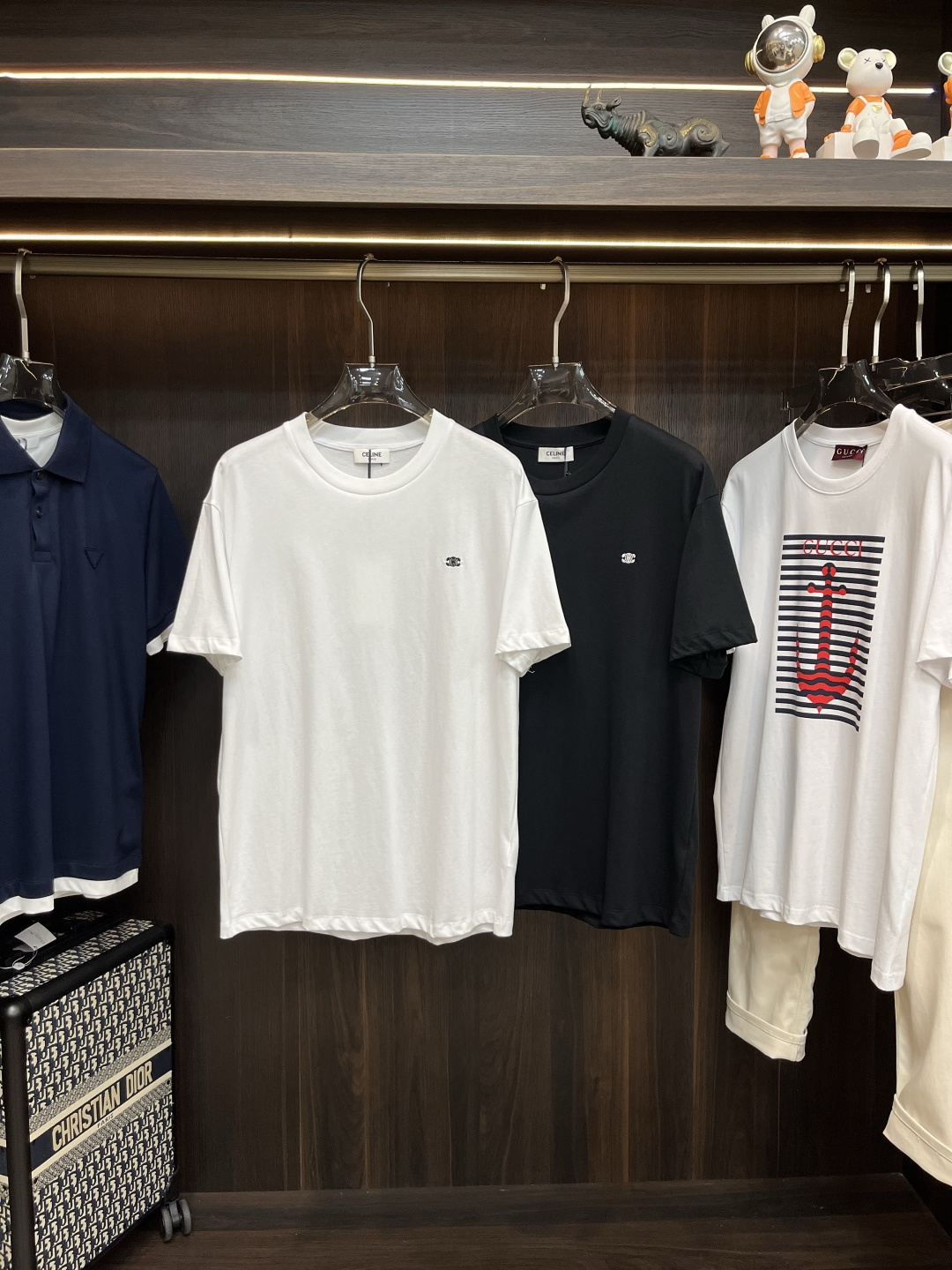 NO:425990,The main recommendation is CELINE 25SS new TRIOMPHE embroidered jersey loose T-shirt. This T-shirt is made of long velvet cotton fabric. The logo pattern of the Arc de Triomphe on the chest is composed of computer embroidery to highlight the brand's luxury, soft, comfortable and breathable, fashionable and trendy, complete three standards, the same style as men and women, highly recommended!  Color white black gray Number of codes S M L XL,,celine,celine,tees,t-shirt,alexander wang19860909主推 CELINE 赛琳 25SS新款TRIOMPHE刺绣平纹针织宽松T恤这款T恤采用长绒棉面料制作而成,胸前品牌凯旋门logo图案采用电脑刺绣工艺构成彰显品牌奢华,手感柔软舒适透气,时尚潮流,三标齐全,男女同款,强烈推荐！ 颜色白色 黑色 灰色 码数S M L XL,,celine,celine,tees，t-shirt,alexander wang,Men's clothing